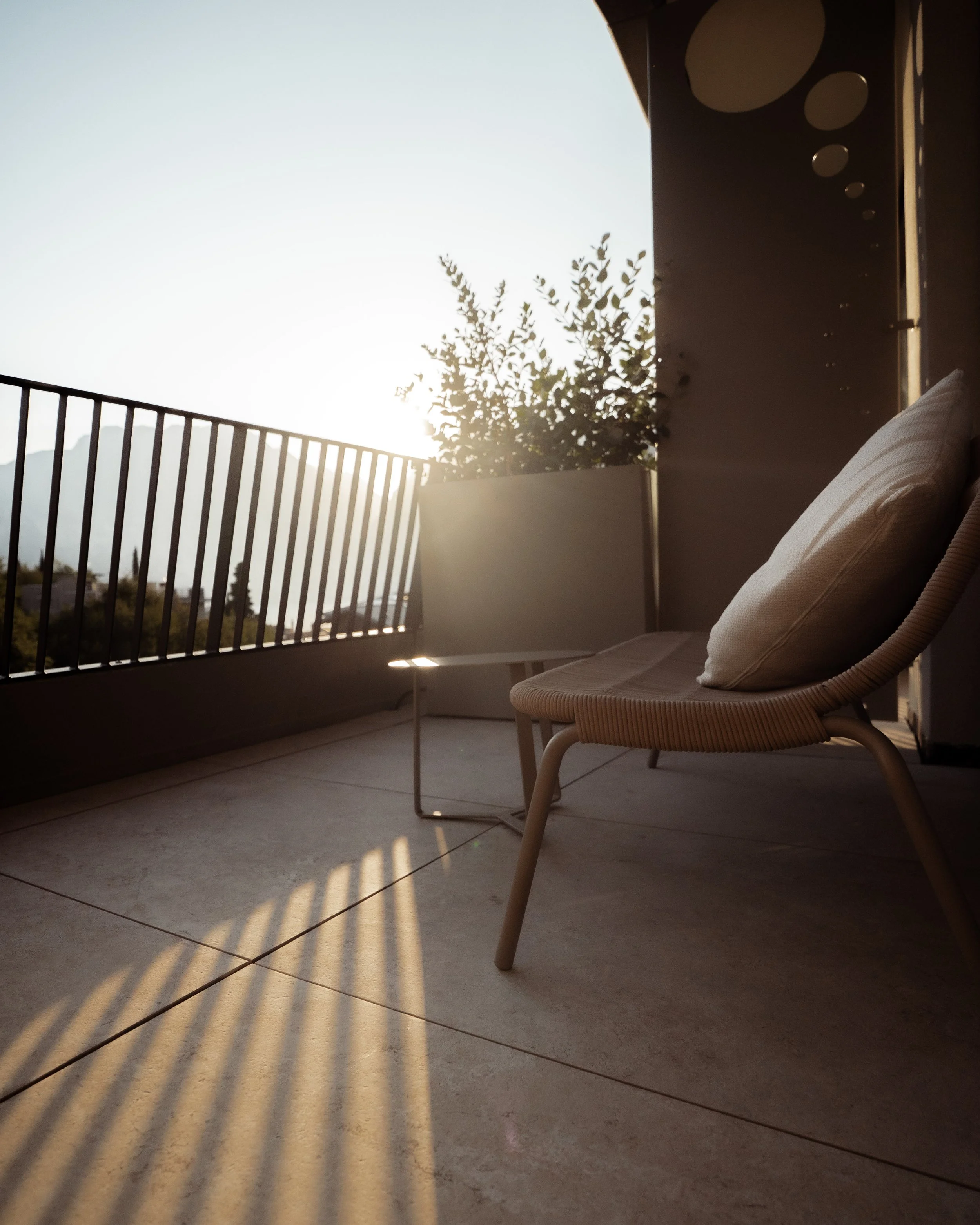 italien-gardea-soulfamily-resort-balkon-mit-liegestuhl.jpg