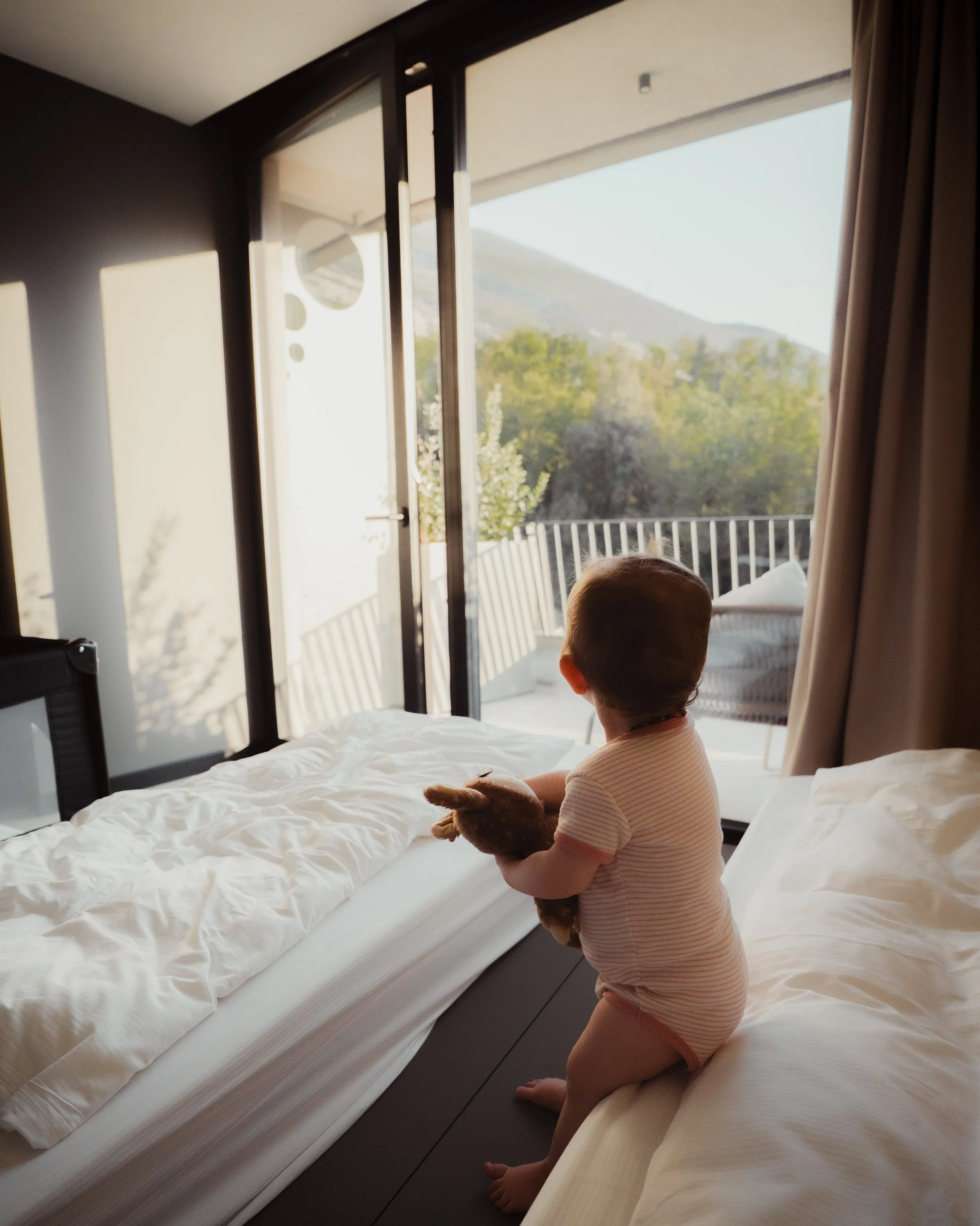 italien-gardea-soulfamily-resort-kind-am-hotelbett.jpg