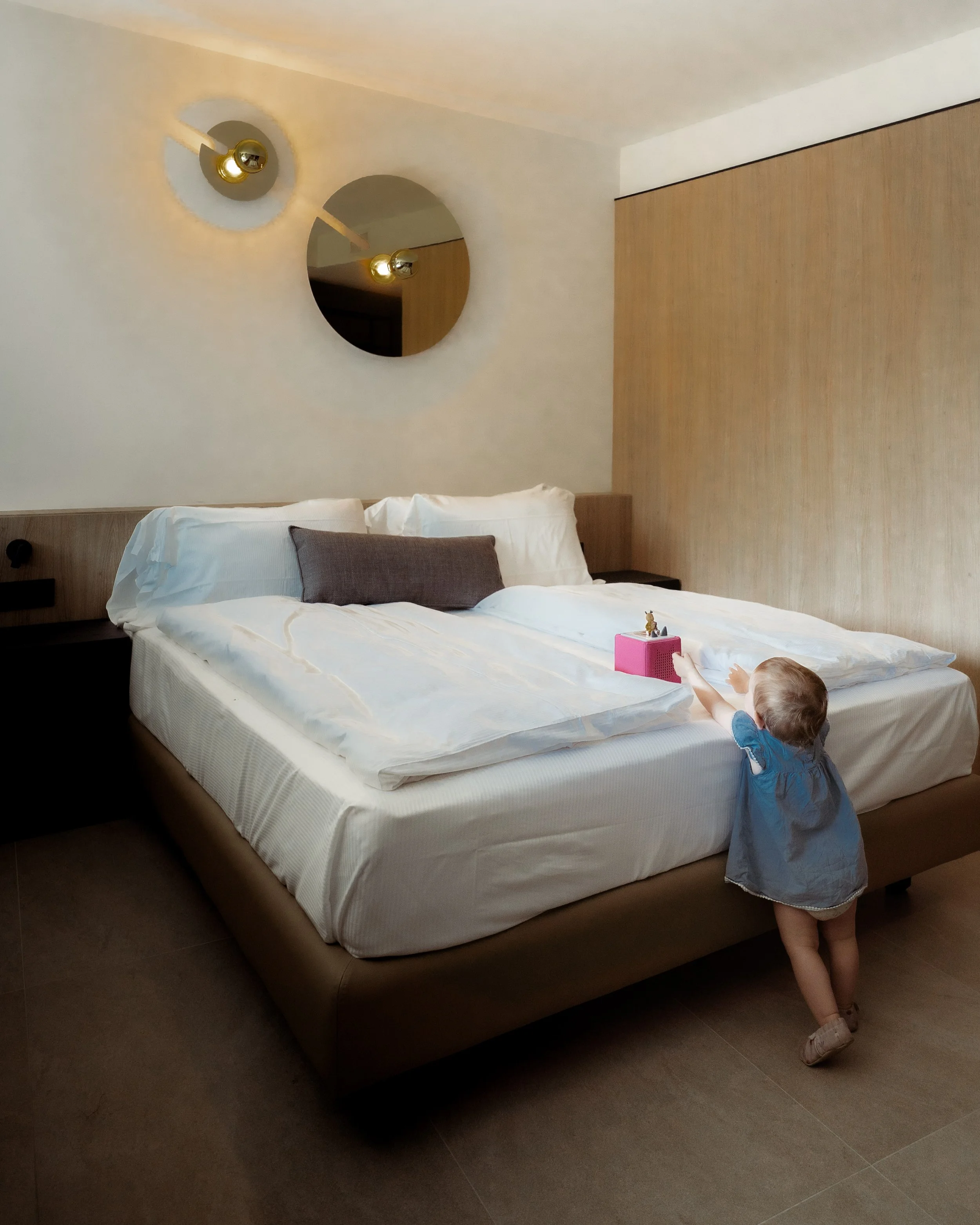 italien-gardea-soulfamily-resort-hotelbett-mit-kind.jpg