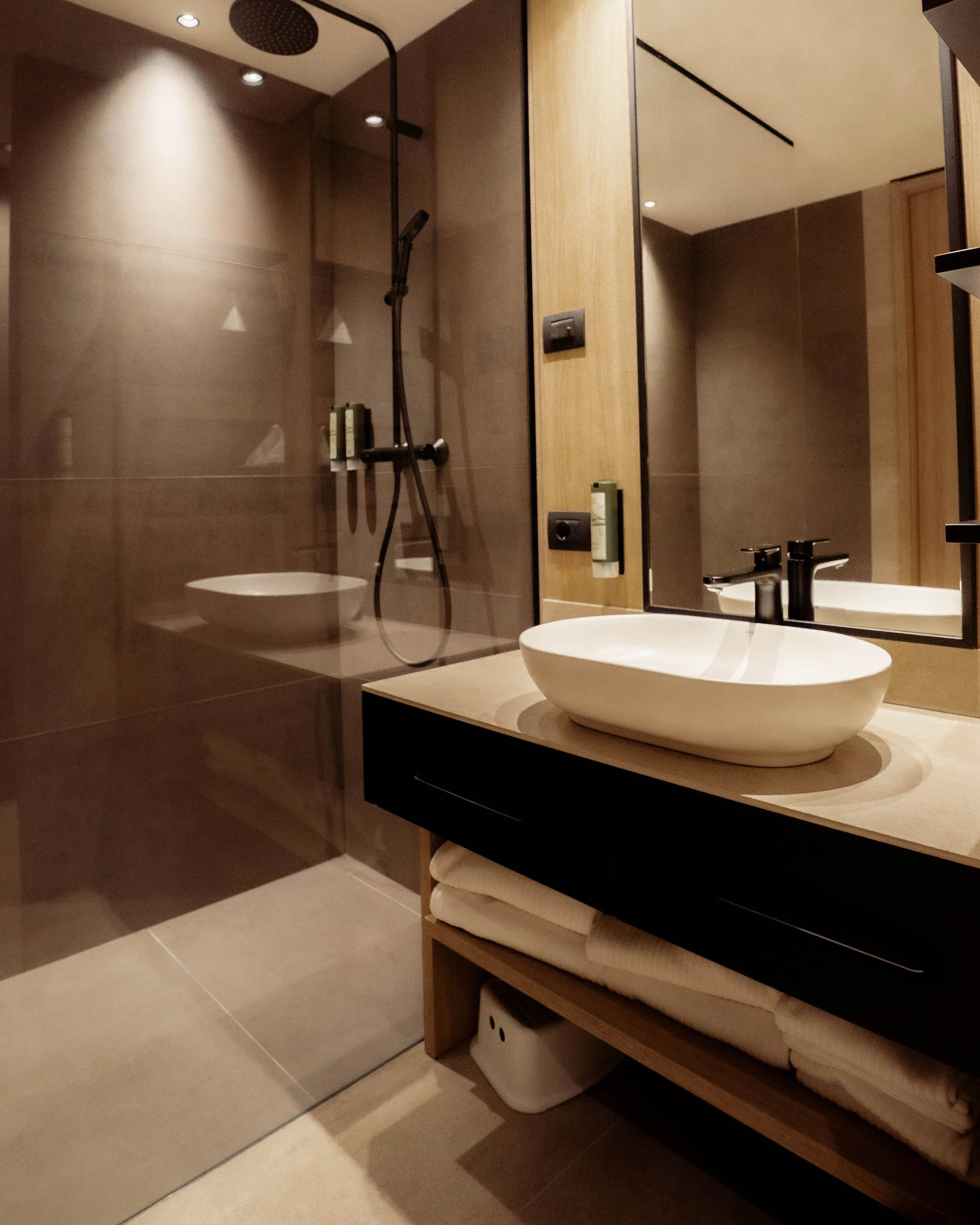 italien-gardea-soulfamily-resort-badezimmer-mit-dusche.jpg
