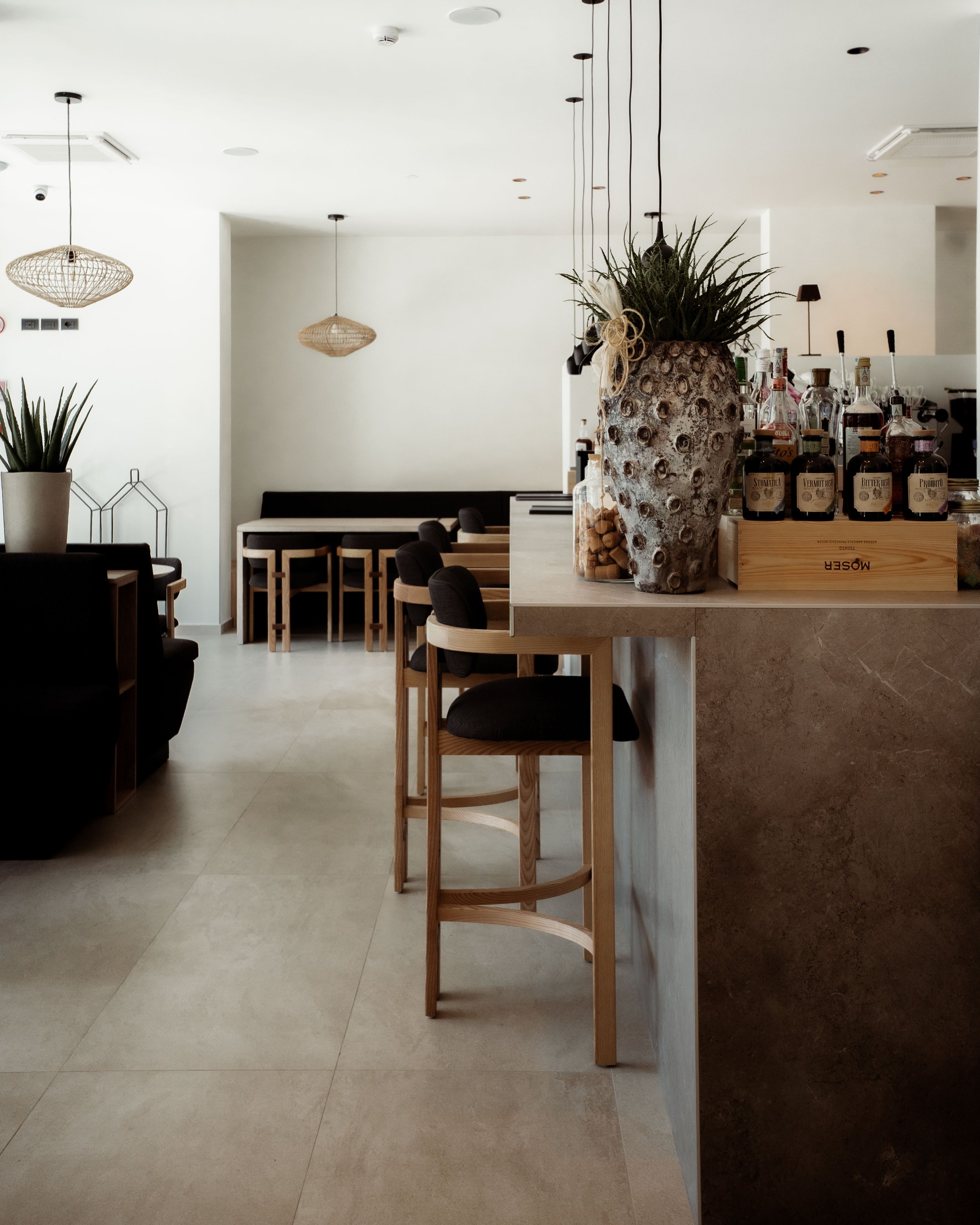 italien-gardea-soulfamily-resort-hotelbar-im-innenraum.jpg