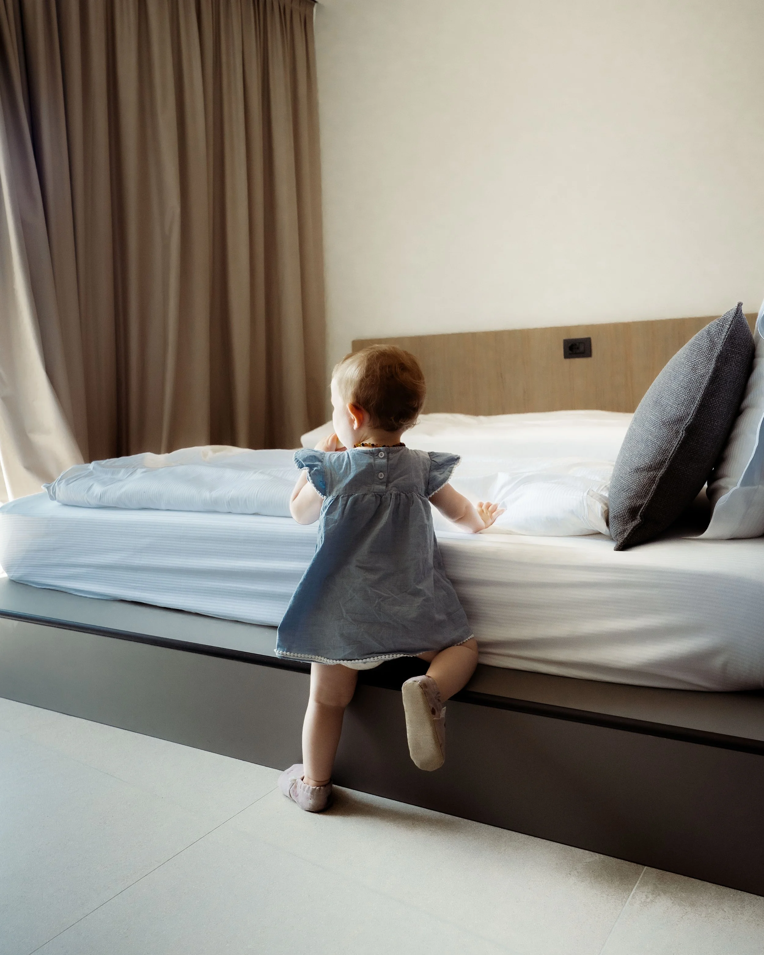 italien-gardea-soulfamily-resort-kind-im-hotelzimmer.jpg
