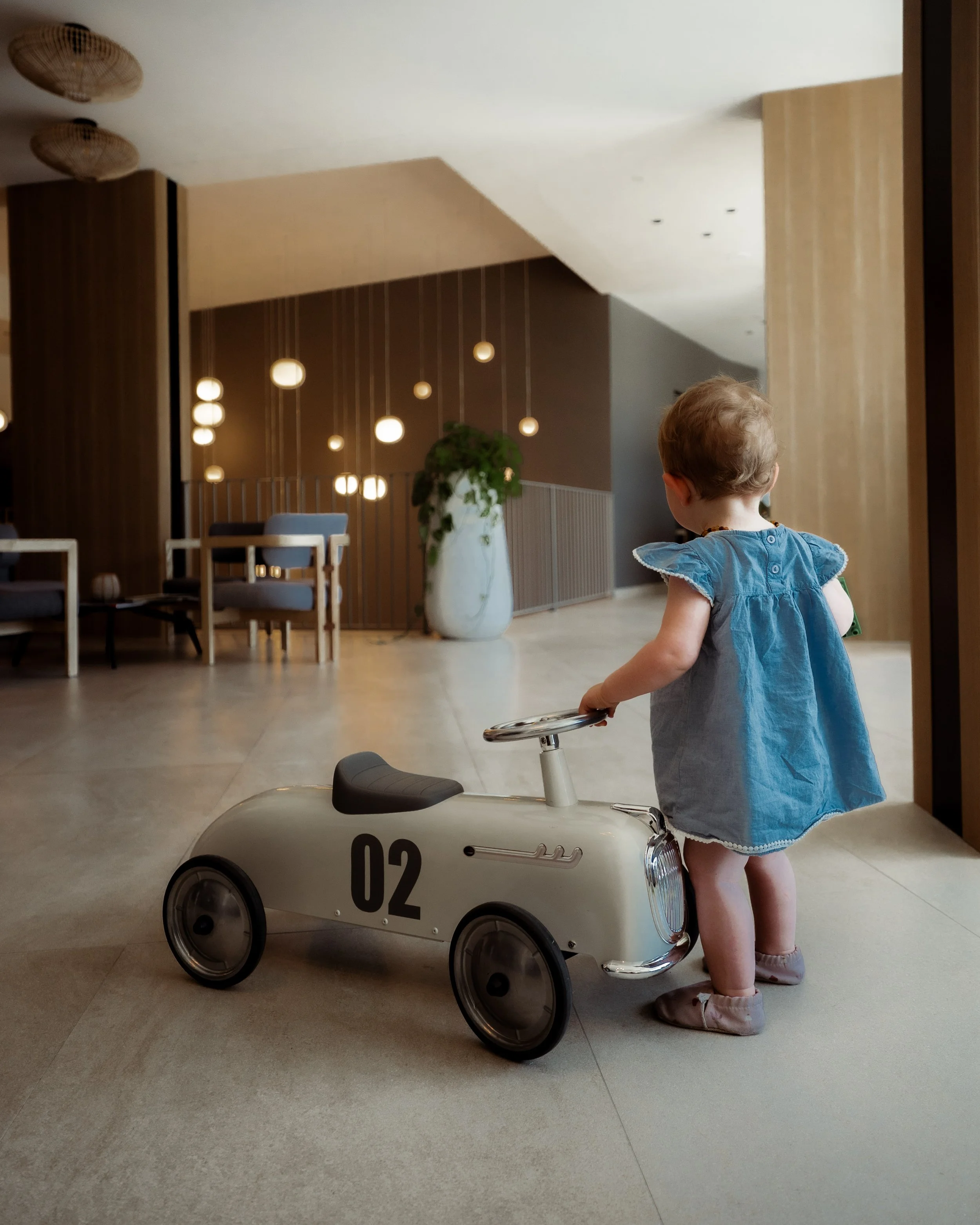 italien-gardea-soulfamily-resort-kind-mit-kinderauto-in-der-lobby.jpg