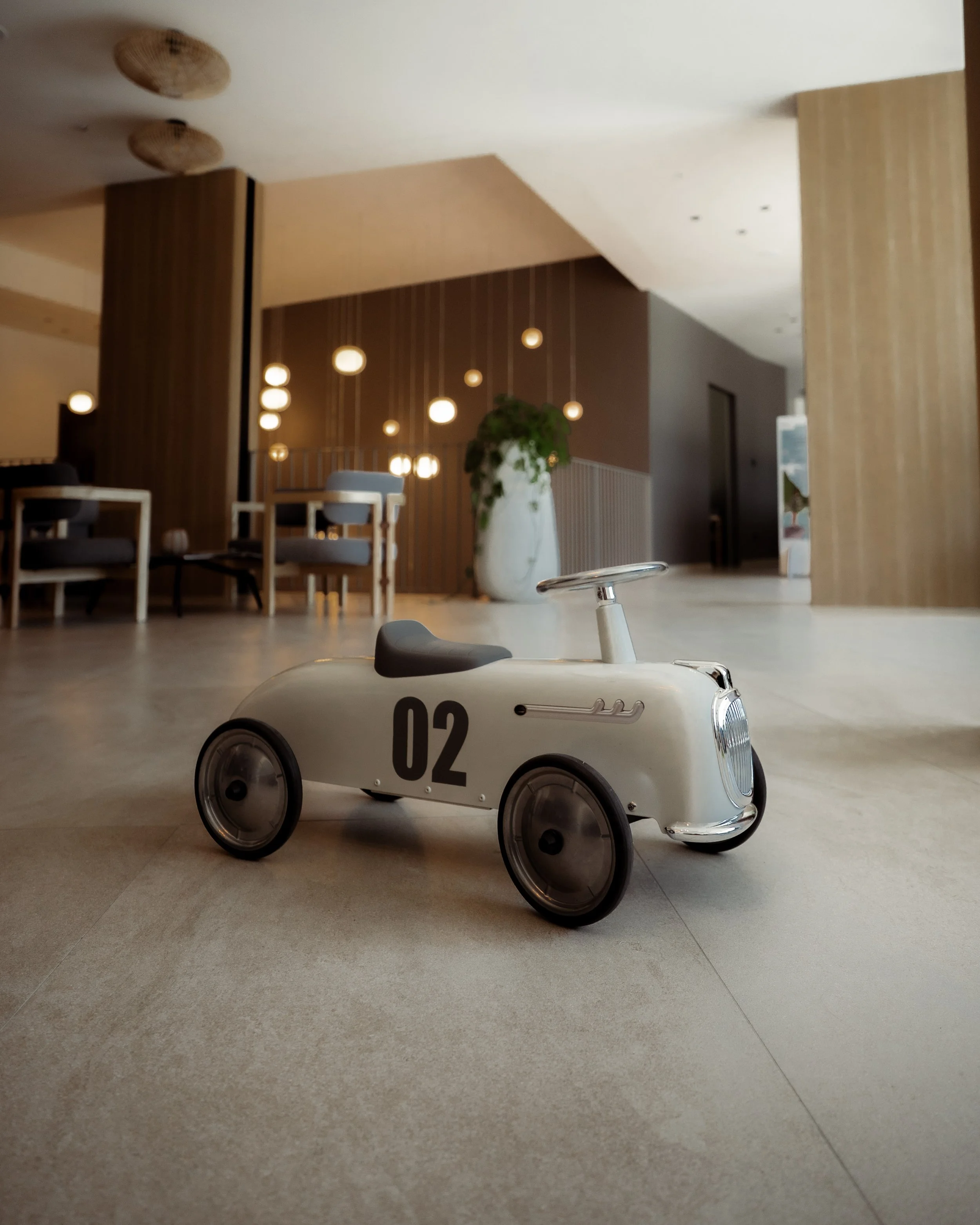 italien-gardea-soulfamily-resort-lobby-mit-kinderauto.jpg