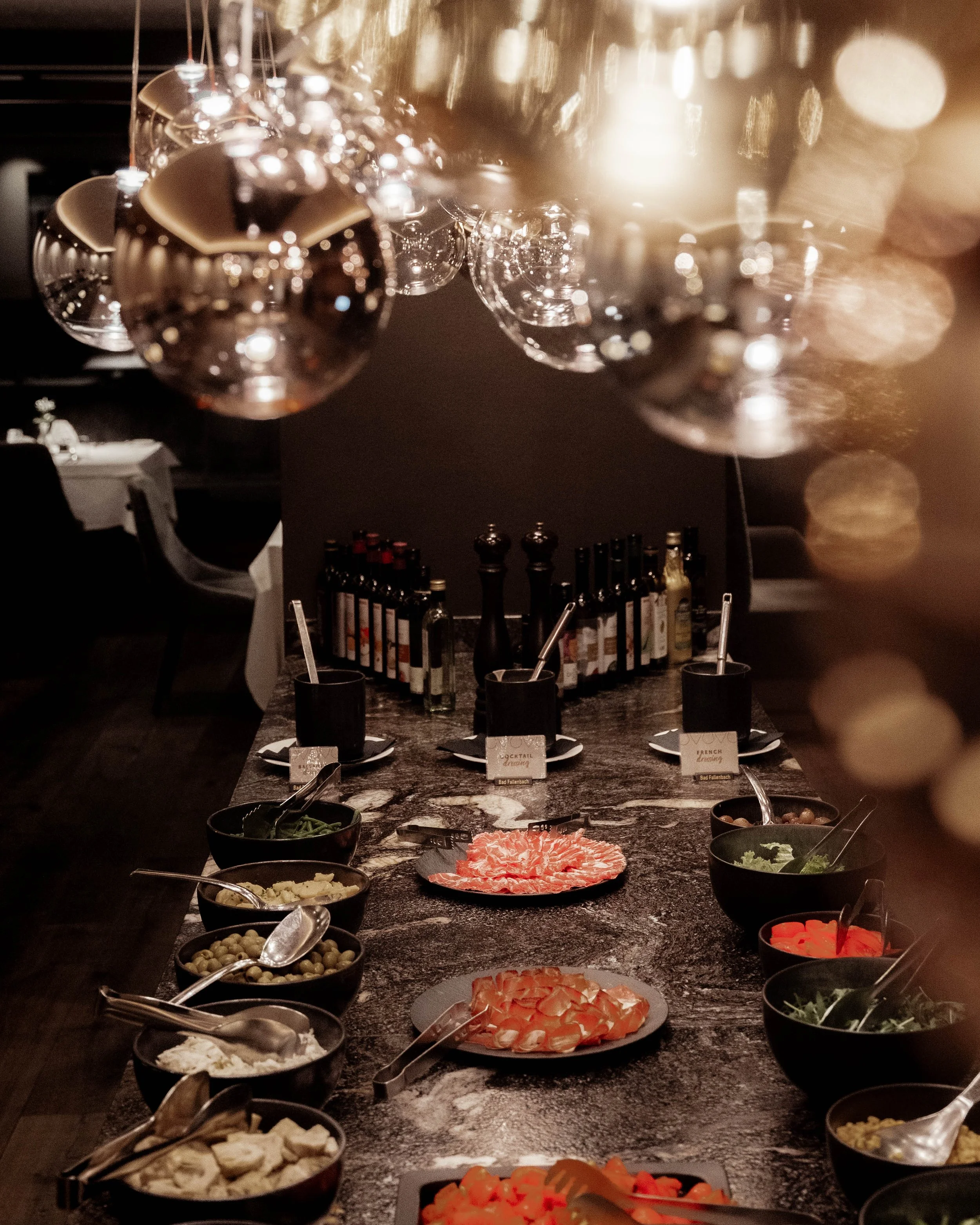 italien-bad-fallenbach-gedeckte-tische-am-abend.jpg