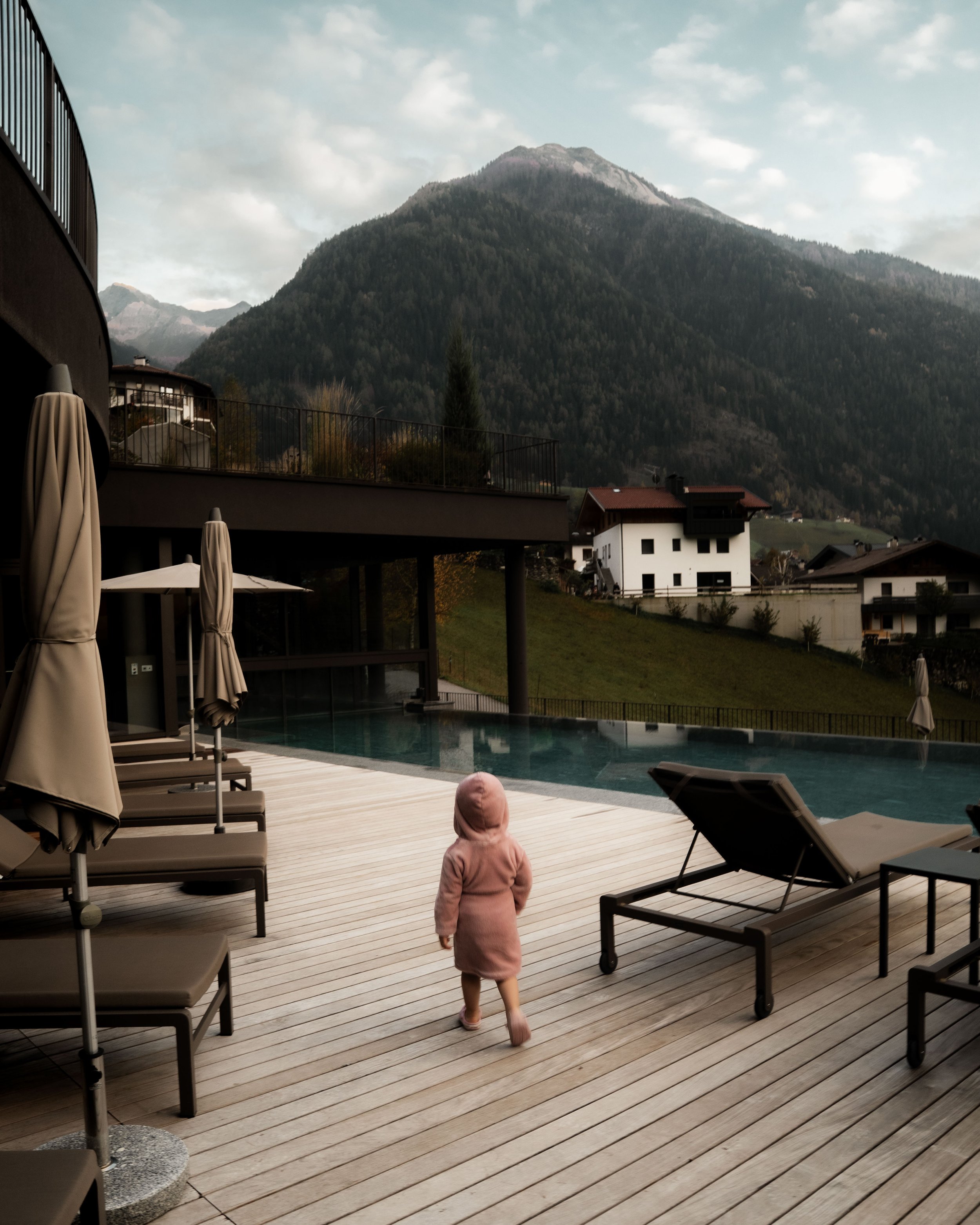 italien-bad-fallenbach-kind-auf-der-poolterrasse.jpg