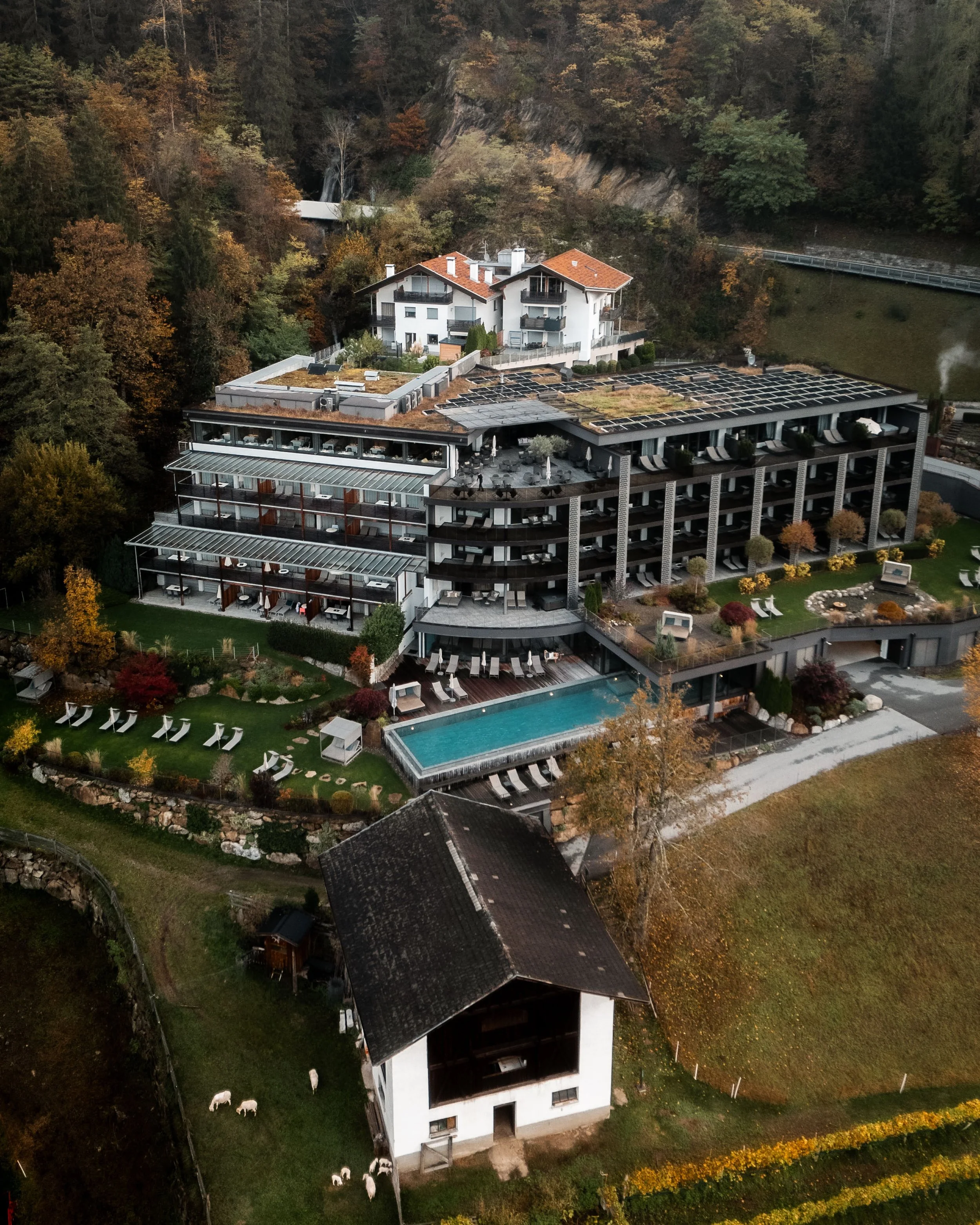 italien-bad-fallenbach-hotel-mit-aussenpool-luftaufnahme.jpg