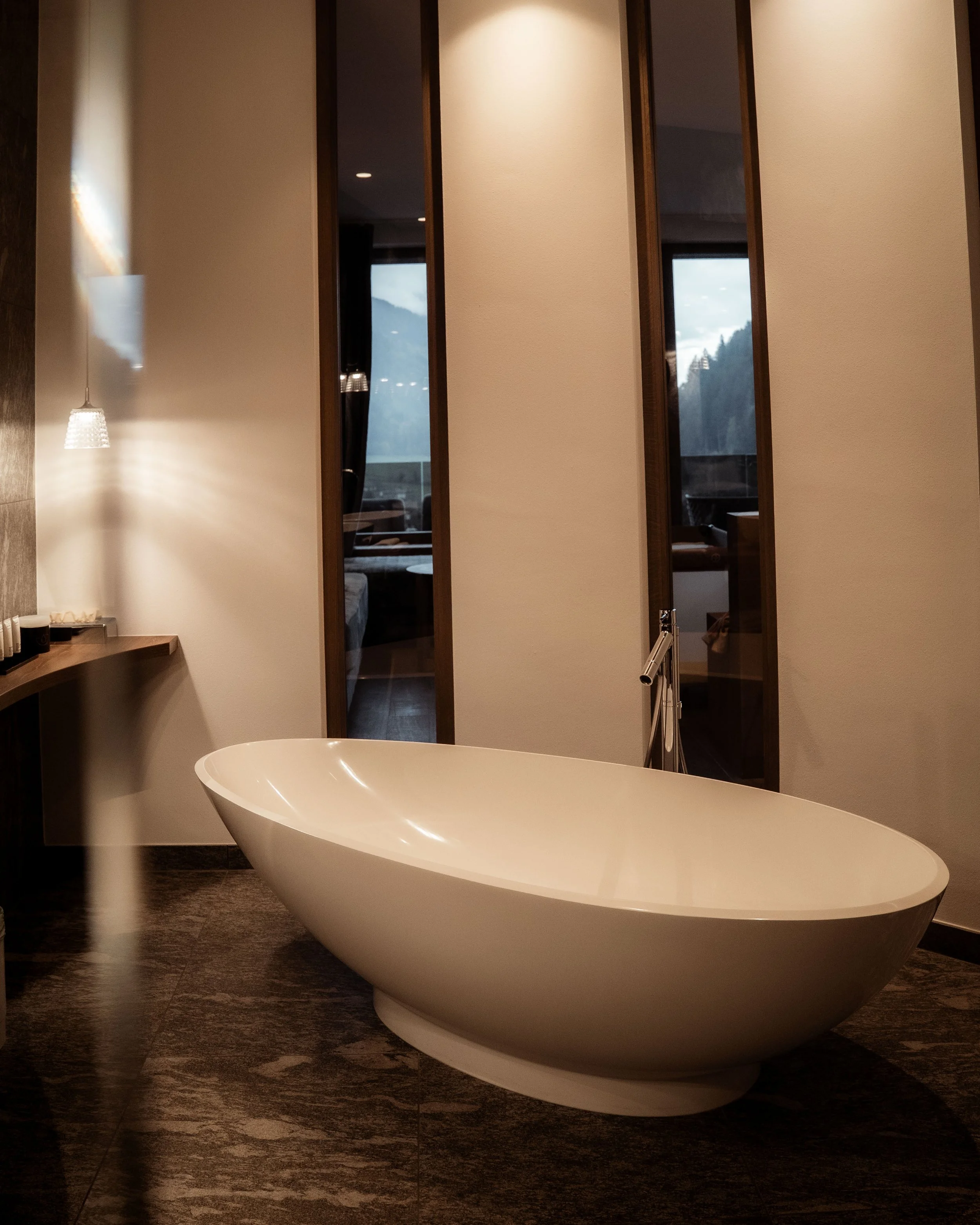 italien-bad-fallenbach-badezimmer-mit-freistehender-badewanne.jpg