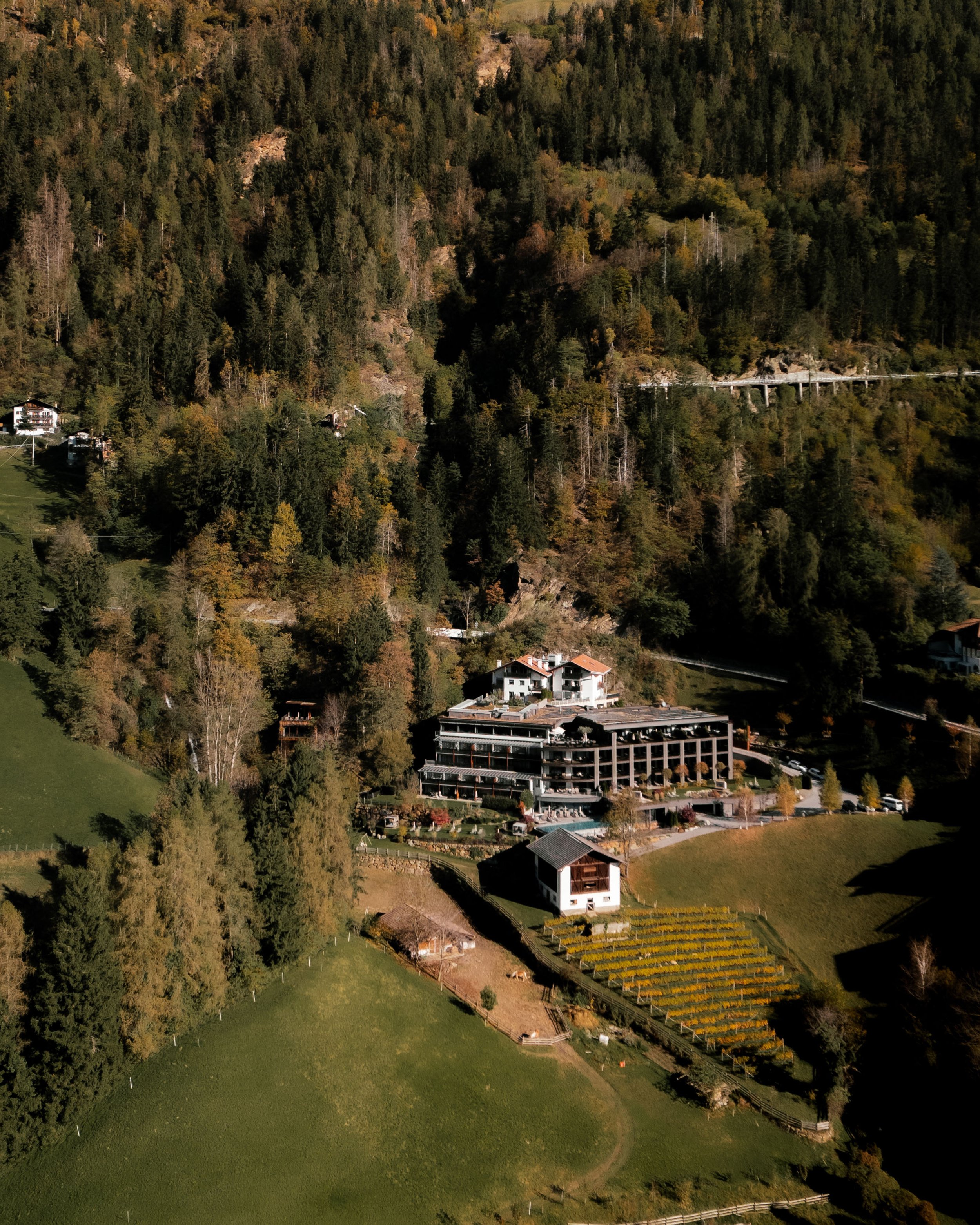 italien-bad-fallenbach-hotel-im-wald-luftaufnahme.jpg