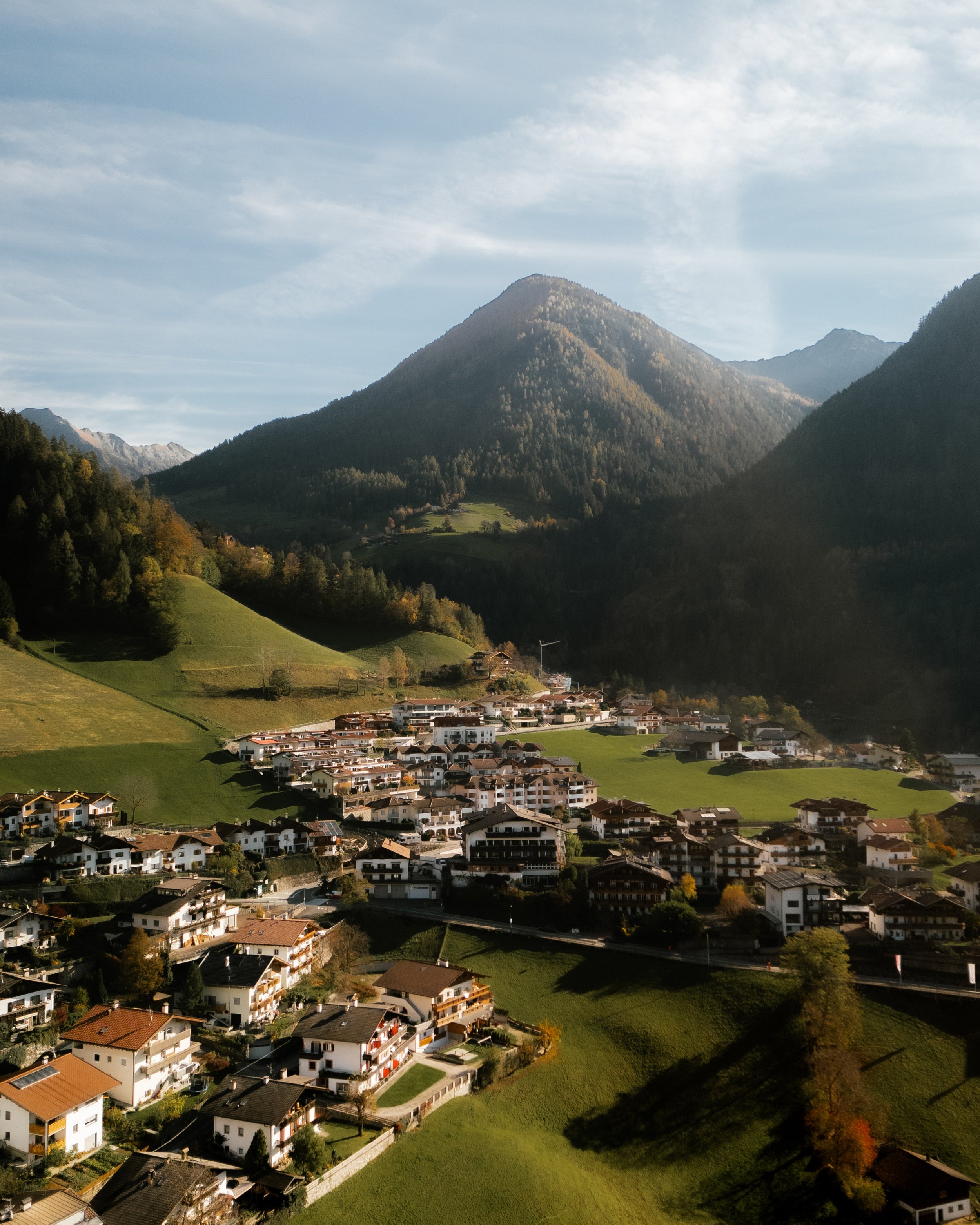 italien-bad-fallenbach-bergtal-und-dorf-luftaufnahme.jpg