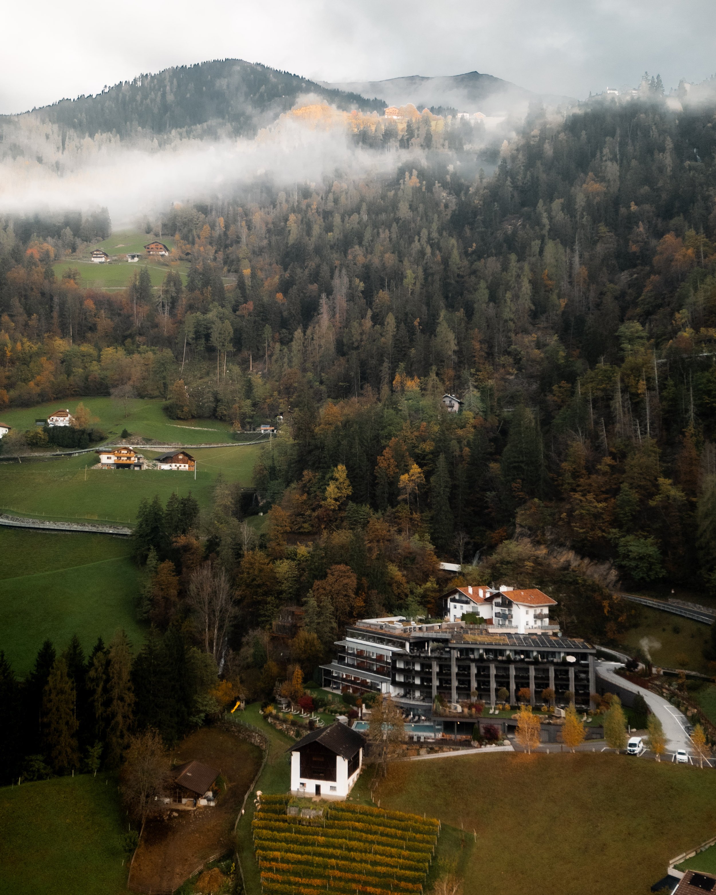 italien-bad-fallenbach-hotel-im-herbstwald-luftaufnahme.jpg