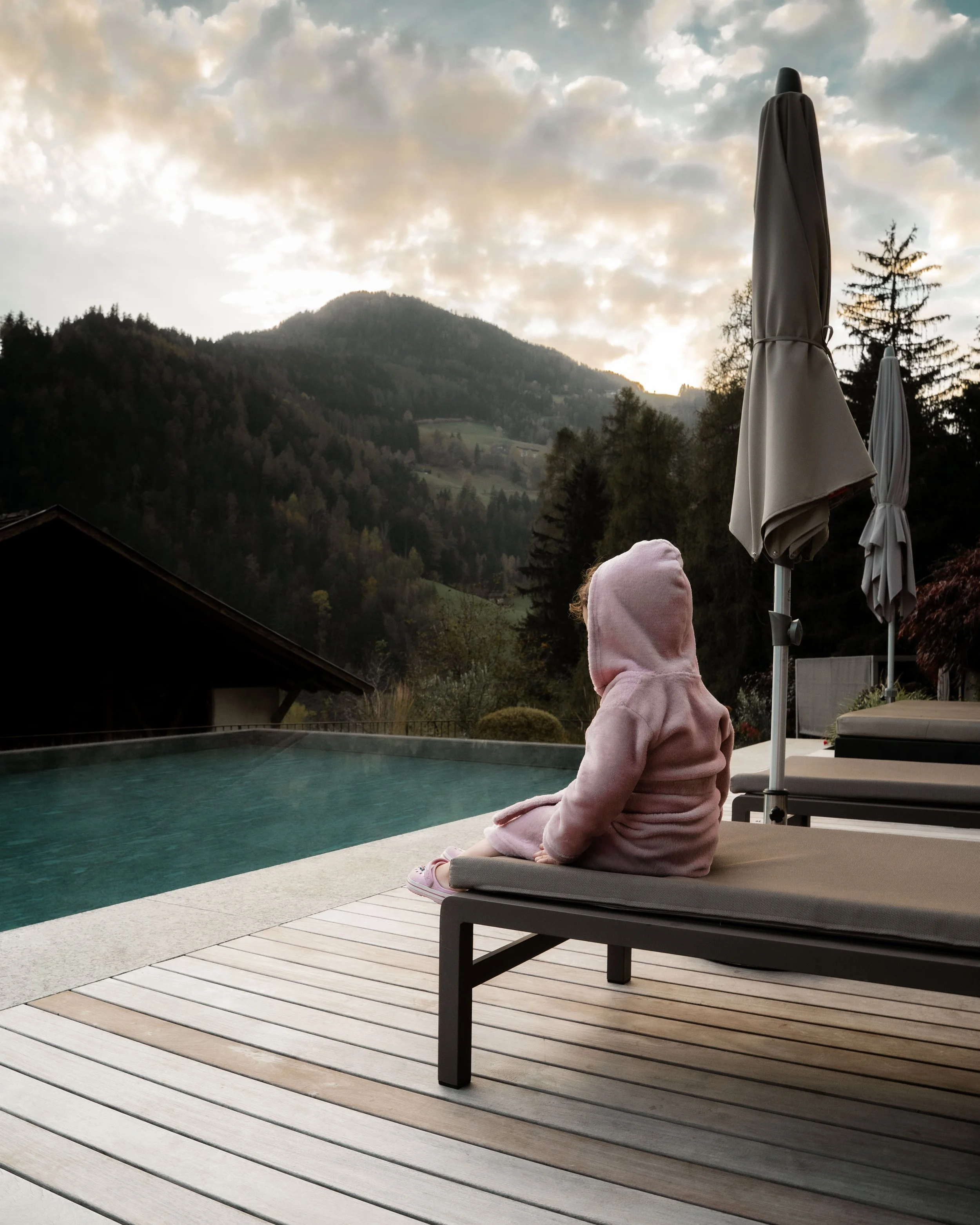 italien-bad-fallenbach-kind-auf-liege-am-pool.jpg