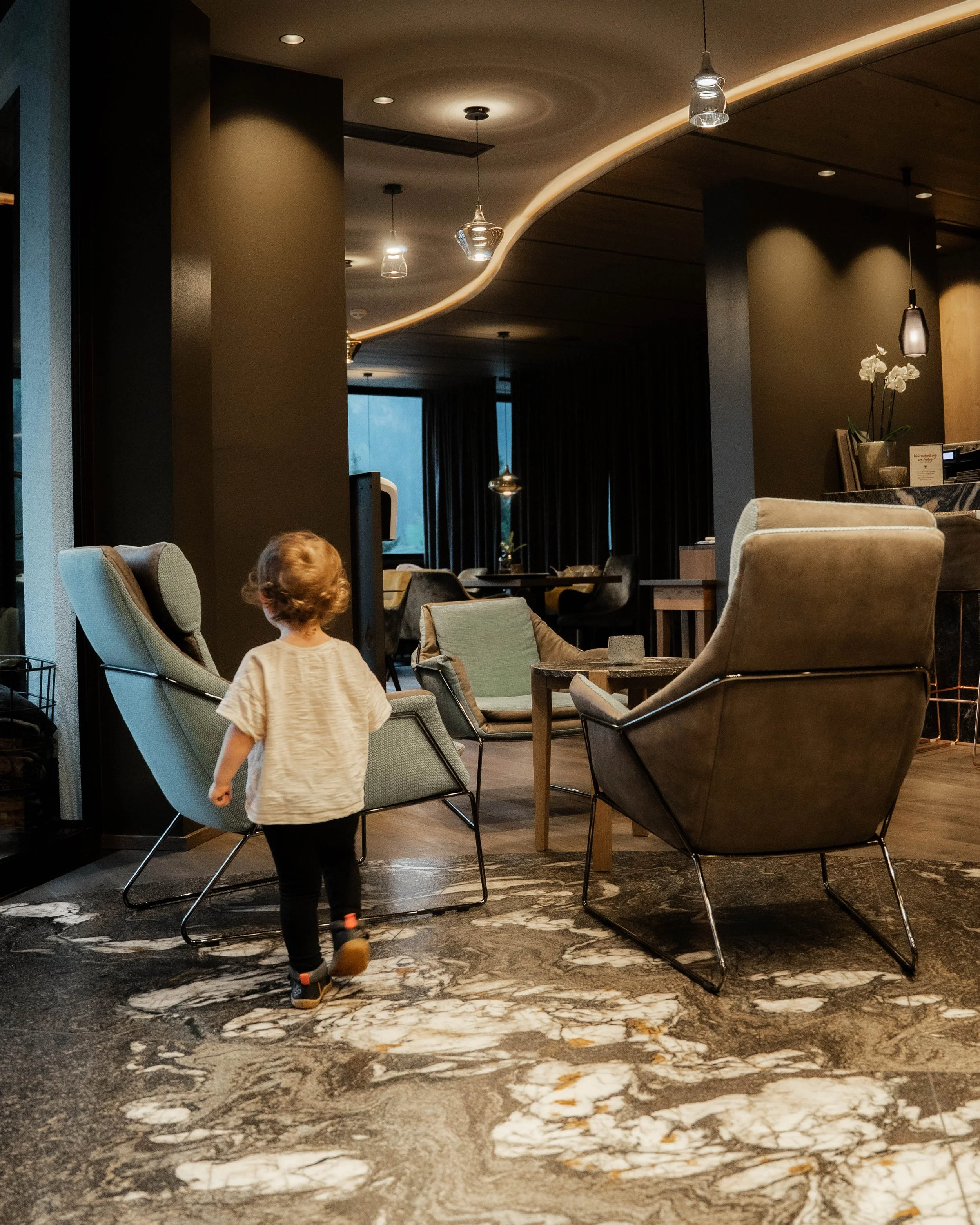 italien-bad-fallenbach-kind-in-der-hotellounge.jpg