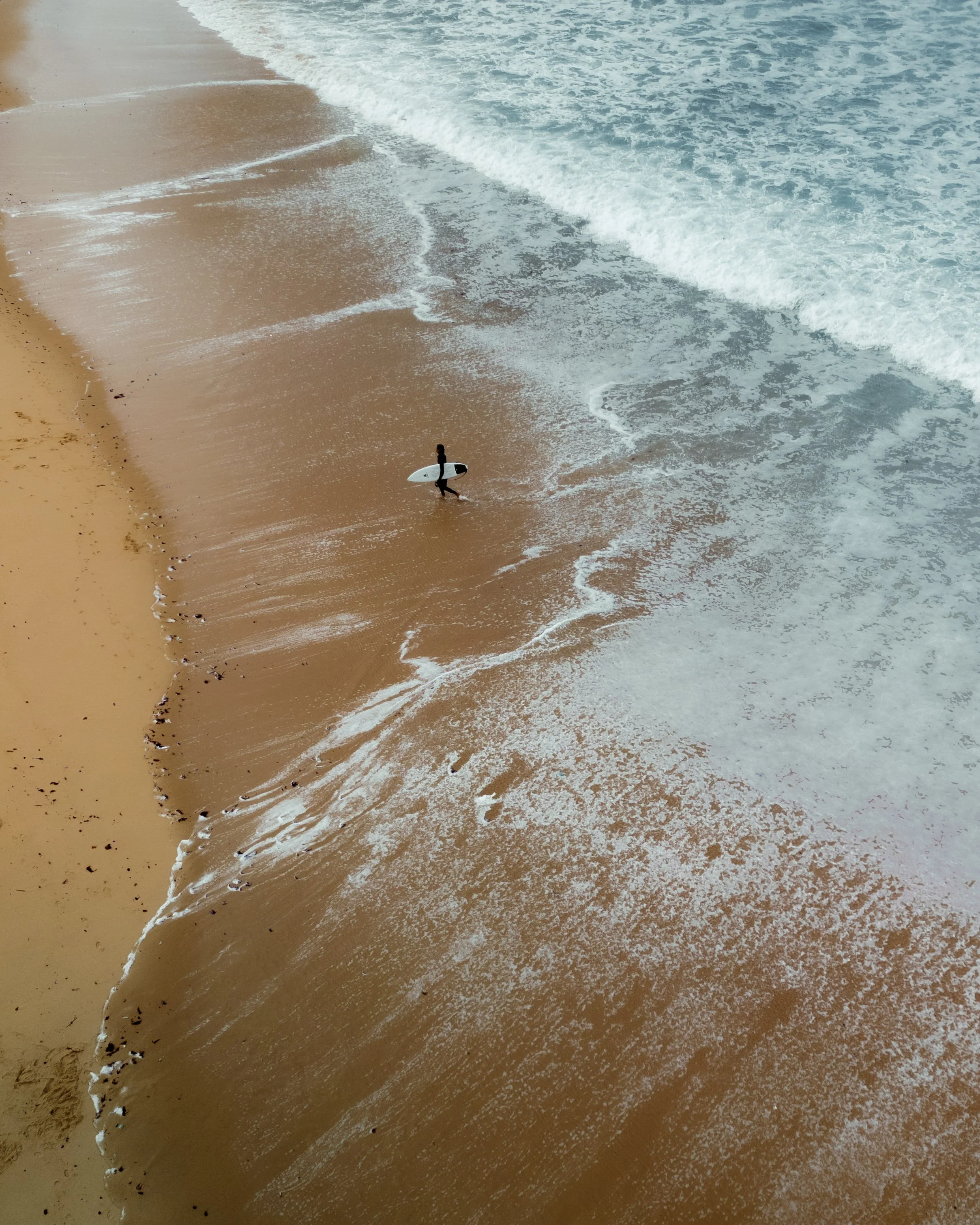 portugal-ericeira-surfer-nahe-am-strand-luftaufnahme.jpg