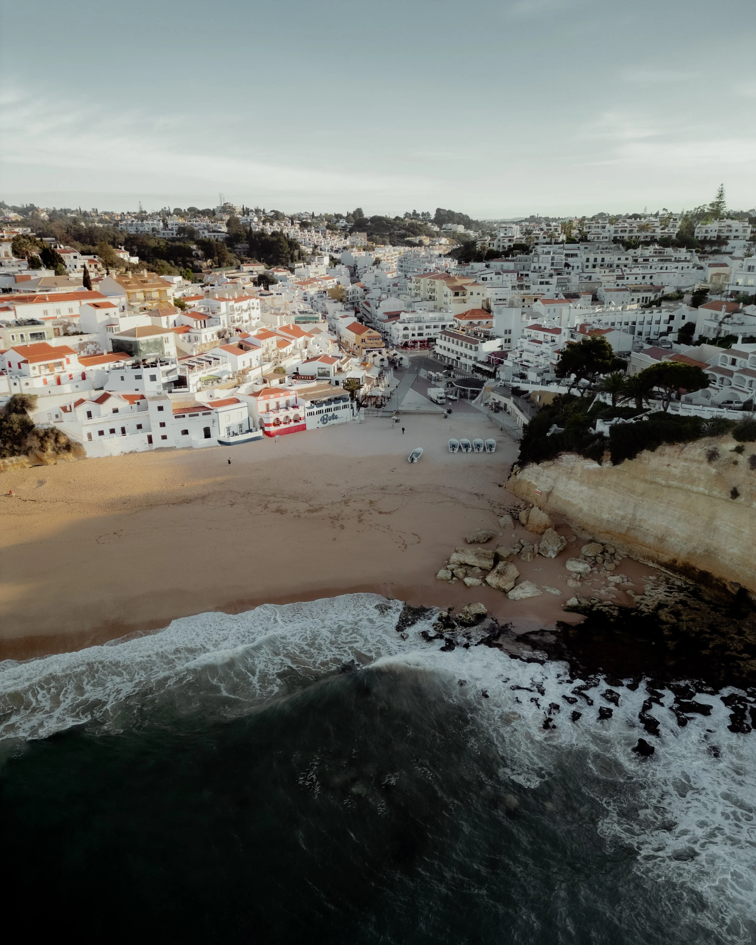 portugal-algarve-kuestenort-luftaufnahme.jpg