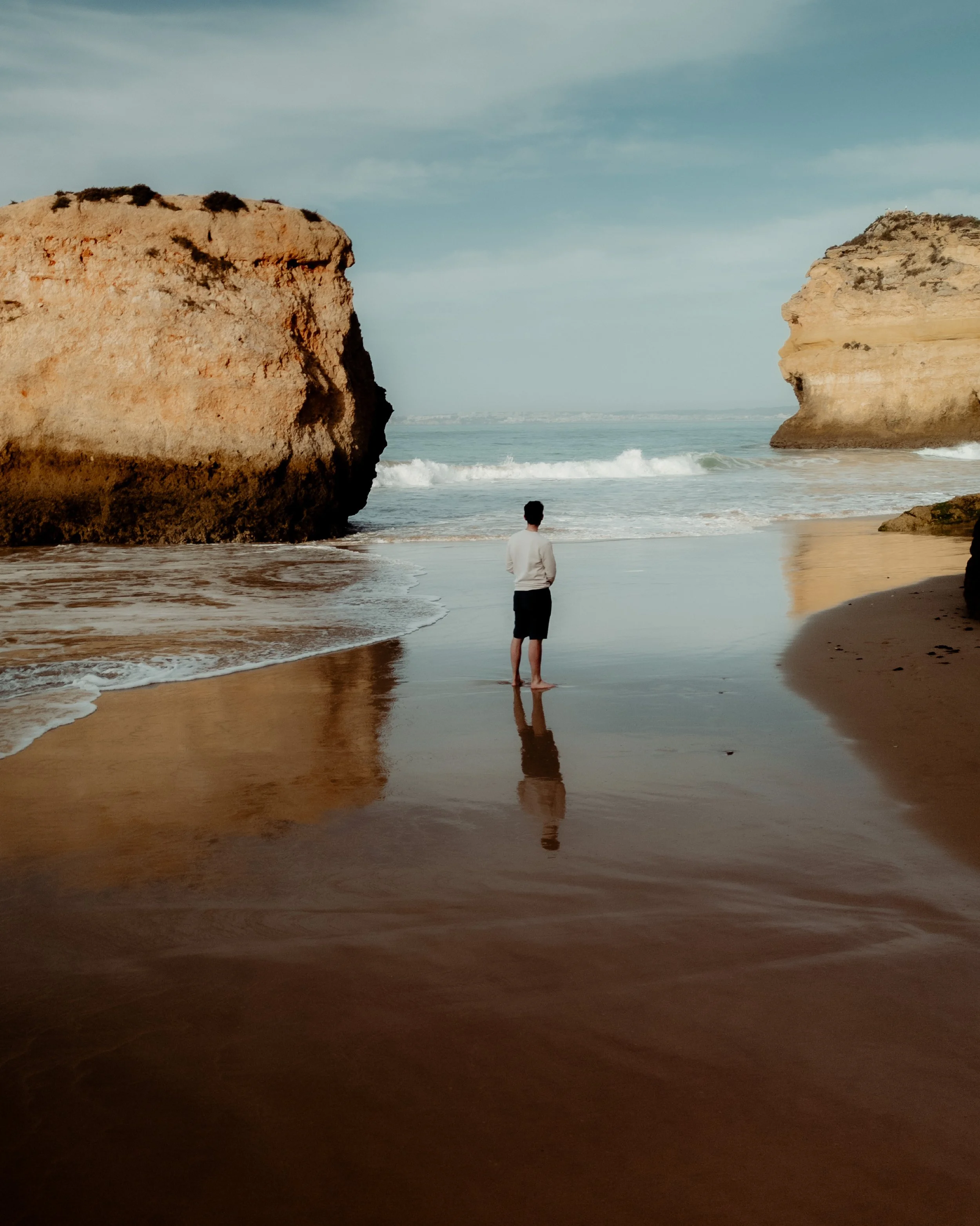 portugal-praia-dos-tres-irmaos-person-zwischen-felsen.jpg