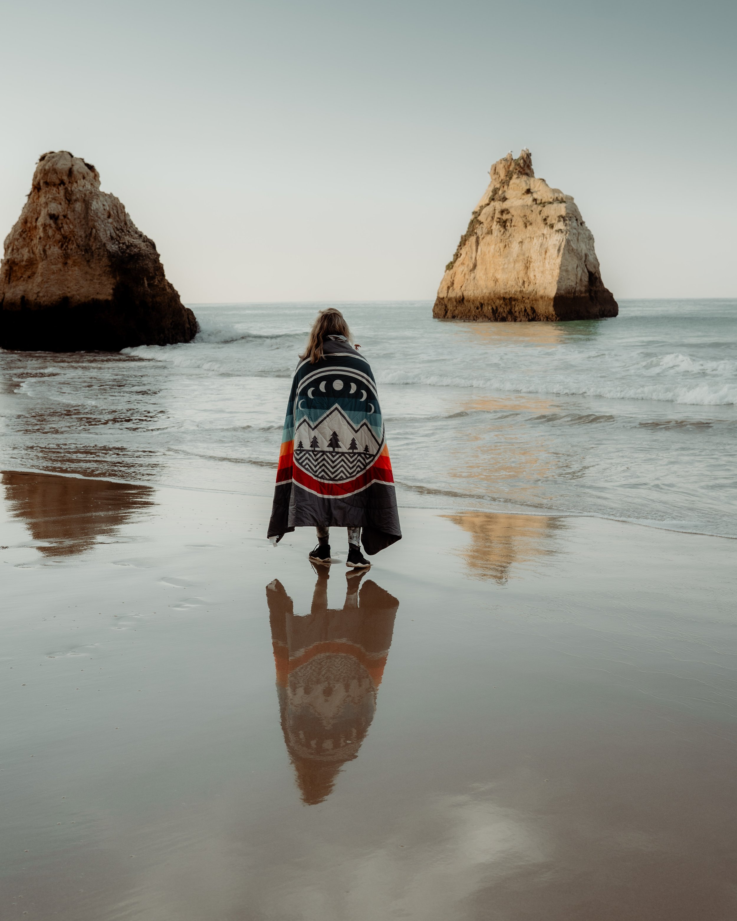 portugal-praia-dos-tres-irmaos-person-am-strand.jpg