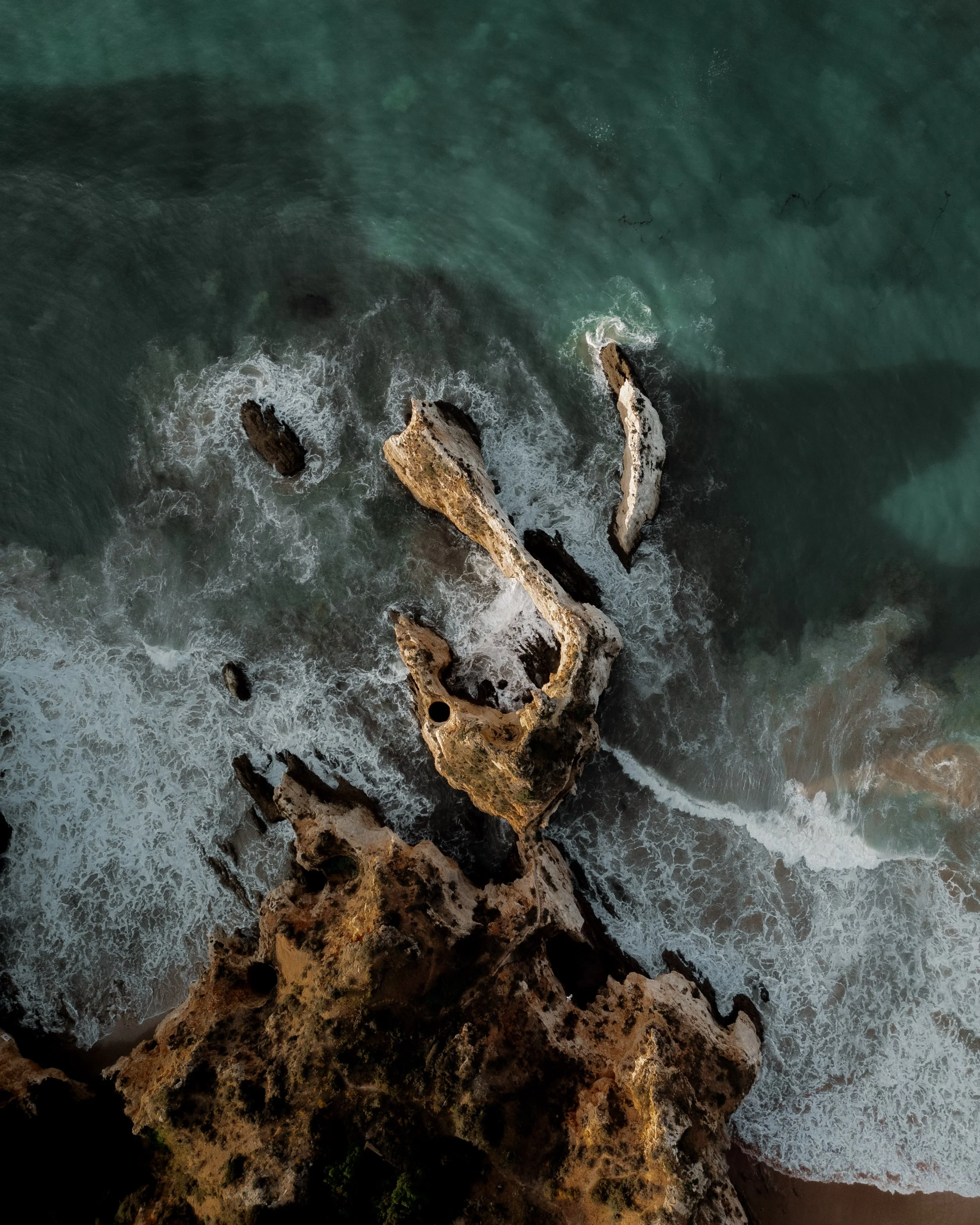 portugal-praia-dos-tres-irmaos-brandung-an-felsen.jpg