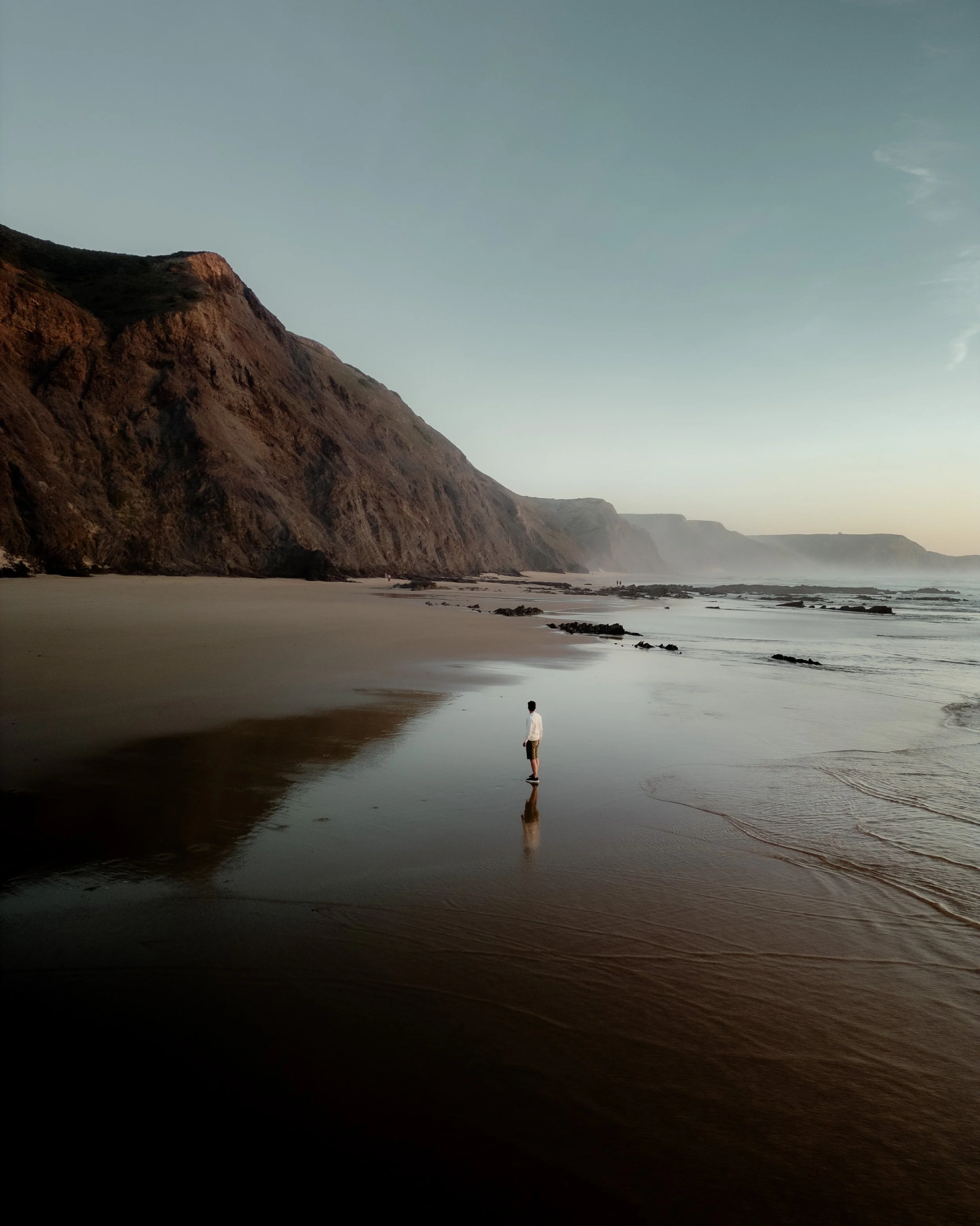 portugal-westalgarve-weiter-strand-zwischen-felsen.jpg
