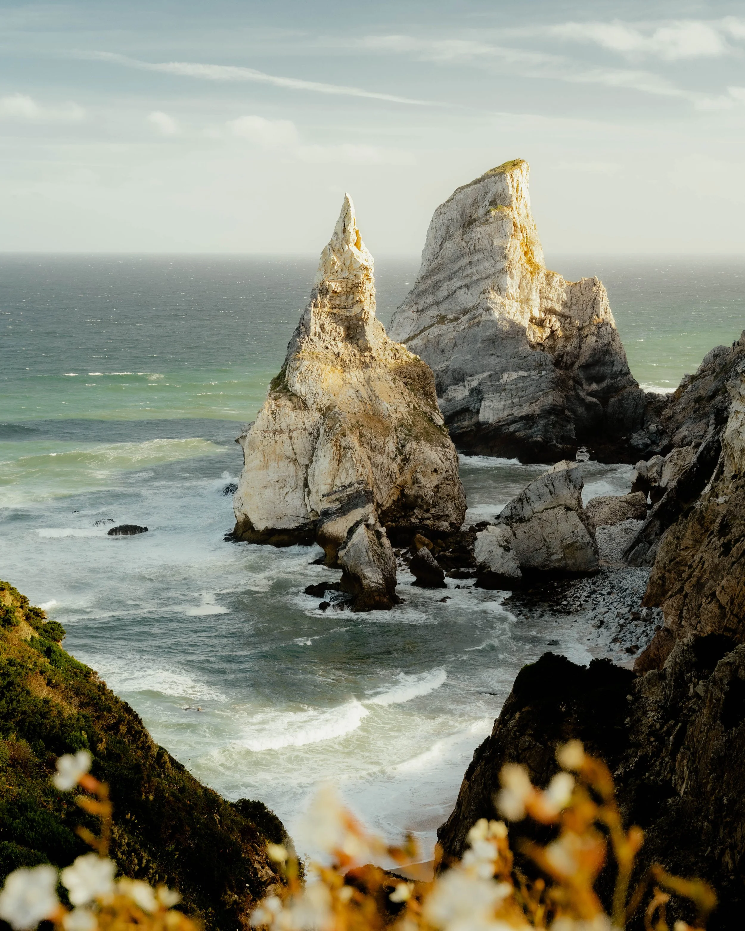 portugal-praia-da-ursa-felsformationen-an-der-kueste.jpg