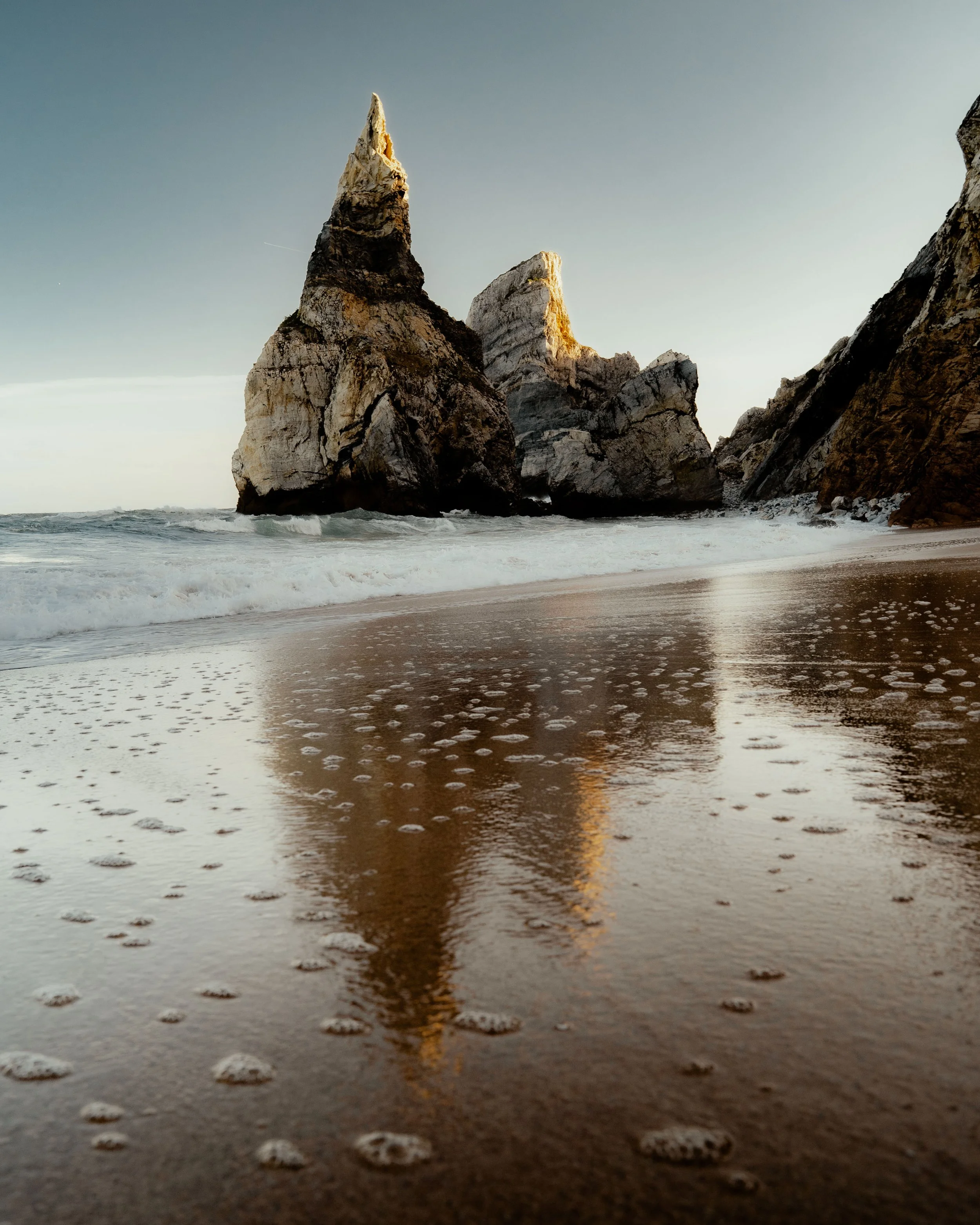 portugal-praia-da-ursa-felsen-spiegelung-am-strand.jpg