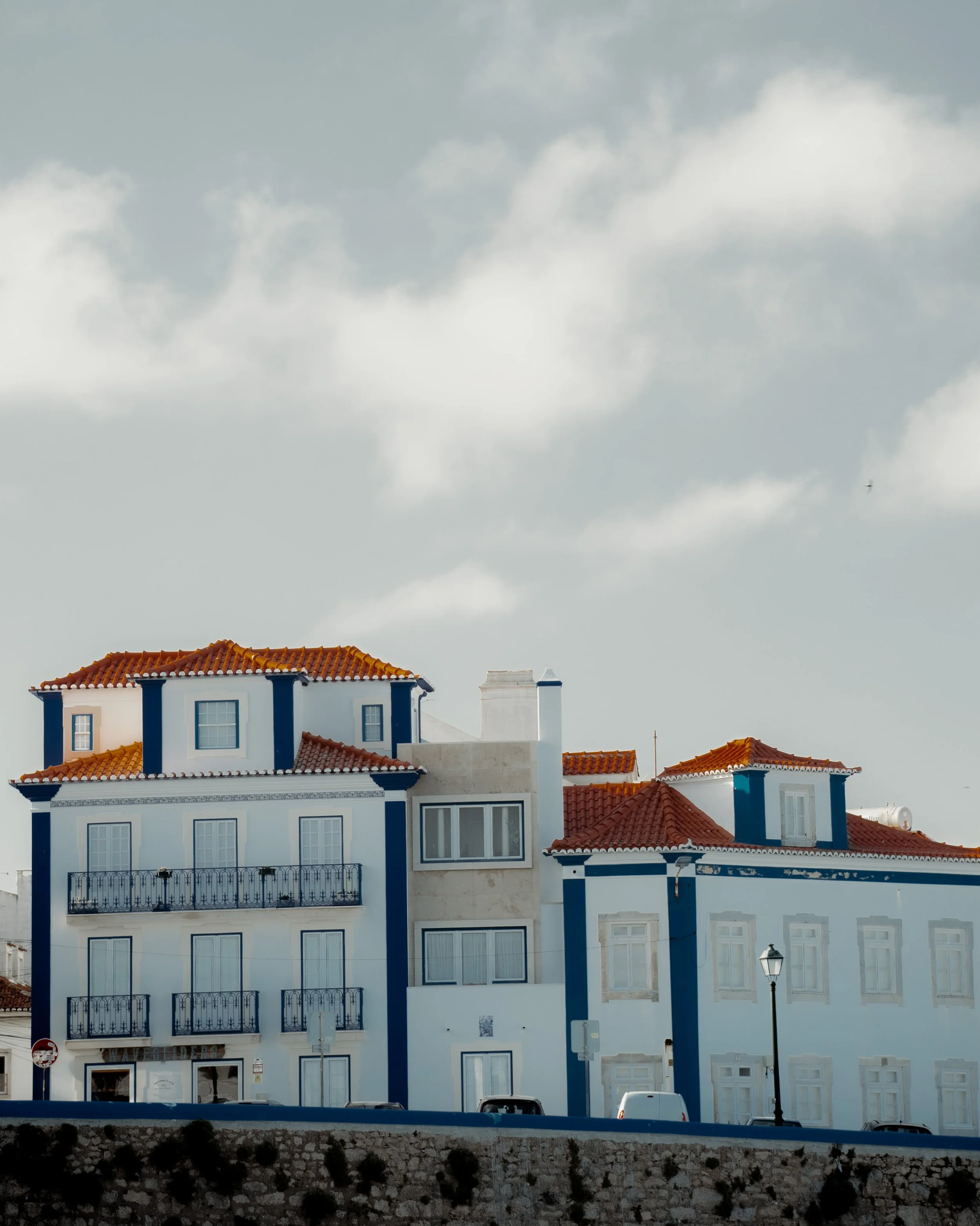 portugal-ericeira-weisses-haus-an-der-kueste.jpg