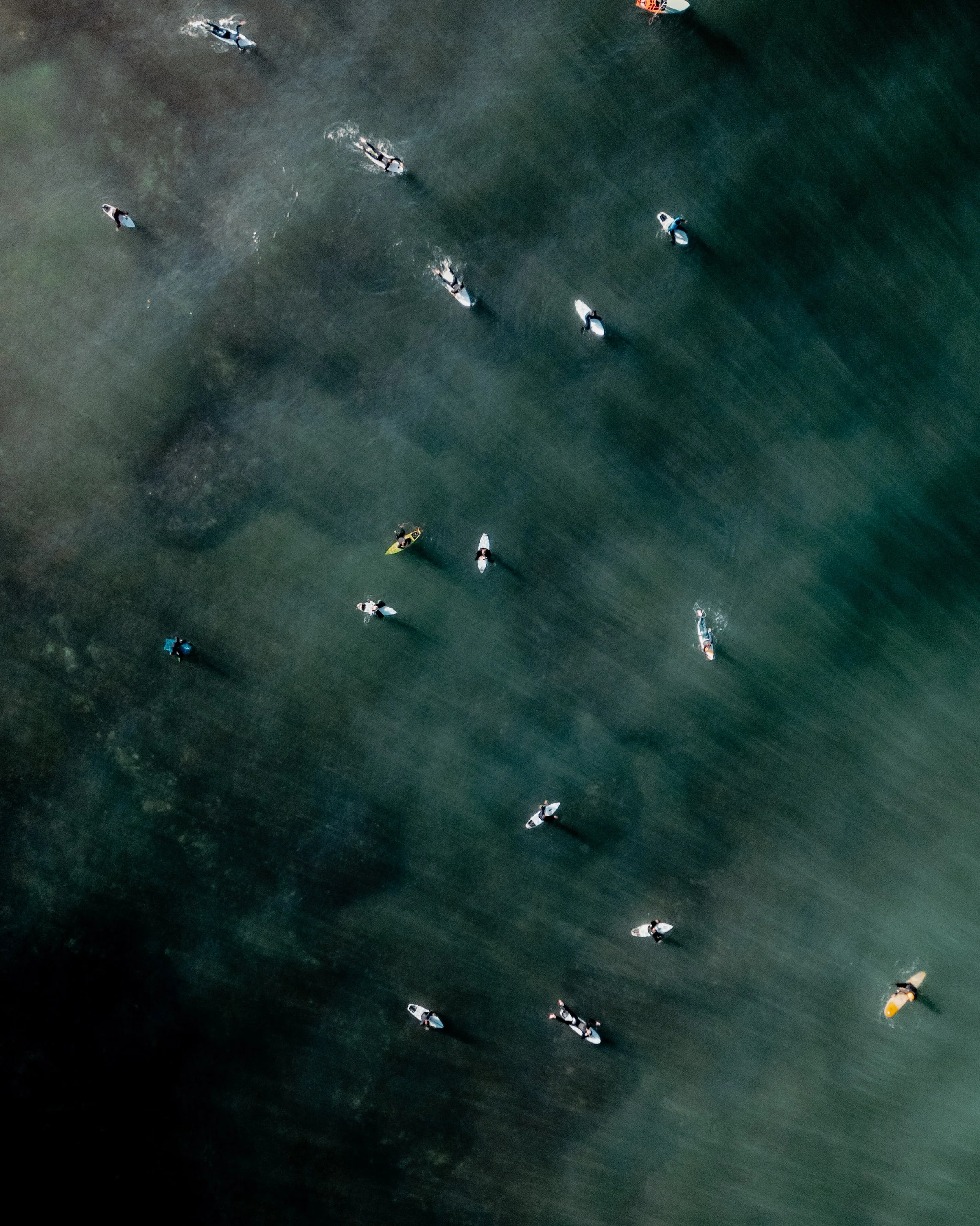 portugal-ribeira-dilhas-surfer-im-meer-von-oben.jpg