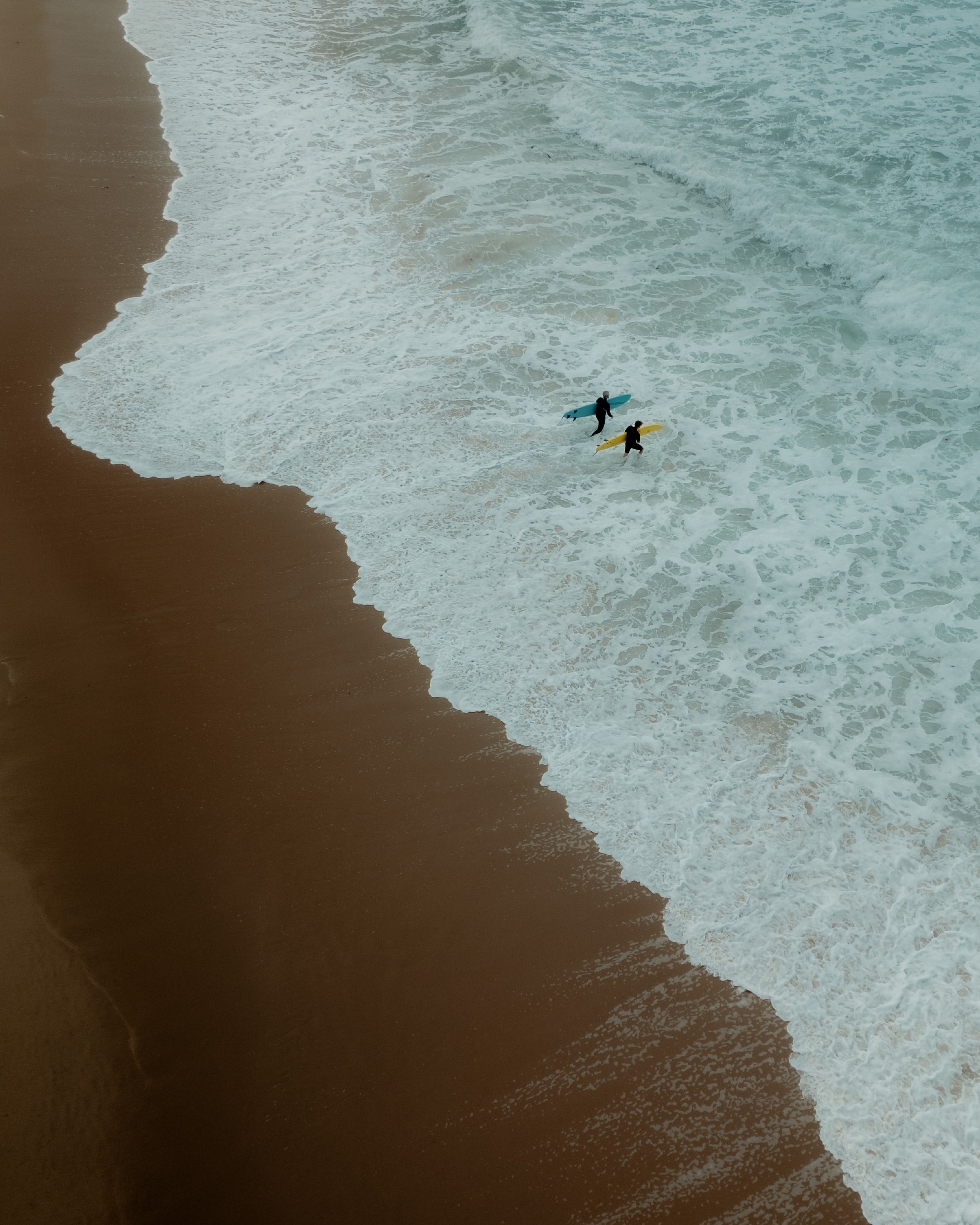 portugal-ericeira-surfer-an-der-kueste-von-oben.jpg
