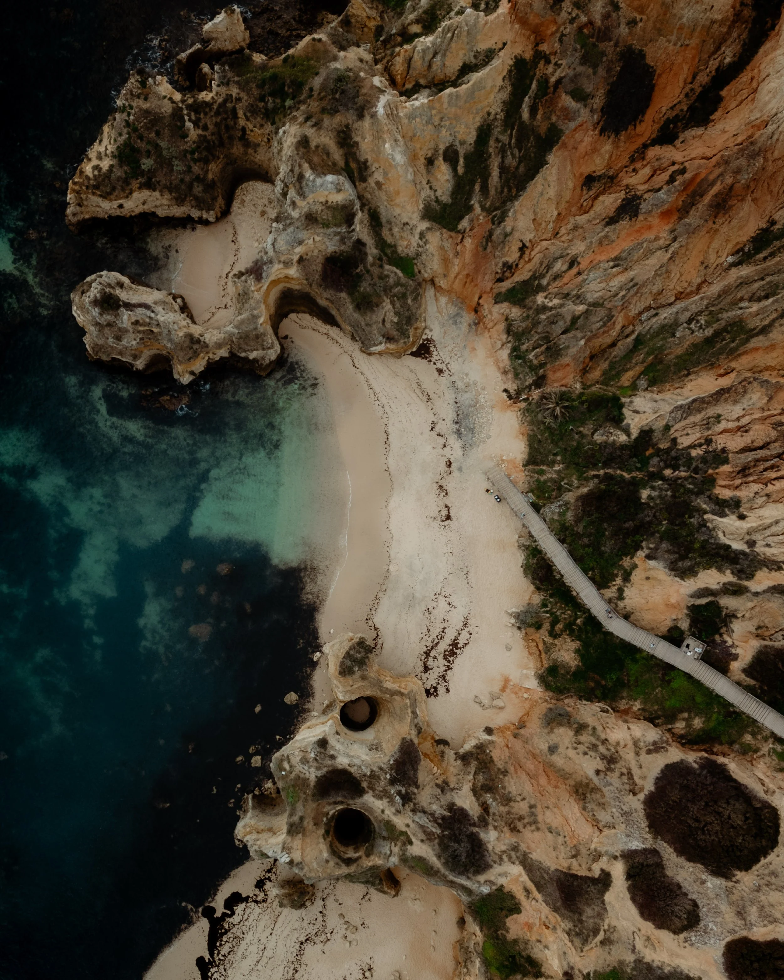 portugal-algarve-felsbucht-luftaufnahme.jpg