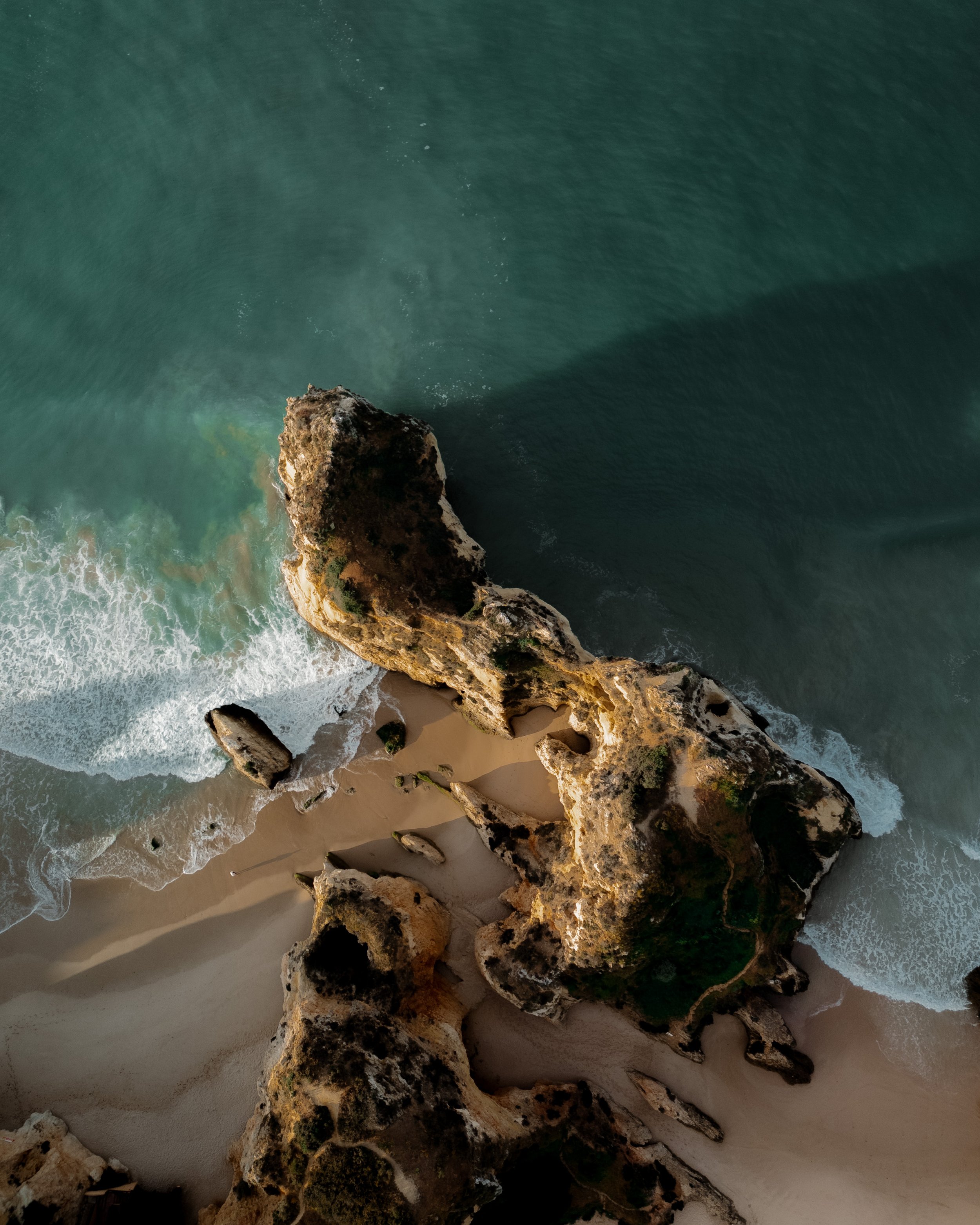 portugal-praia-dos-tres-irmaos-felsen-im-meer-von-oben.jpg