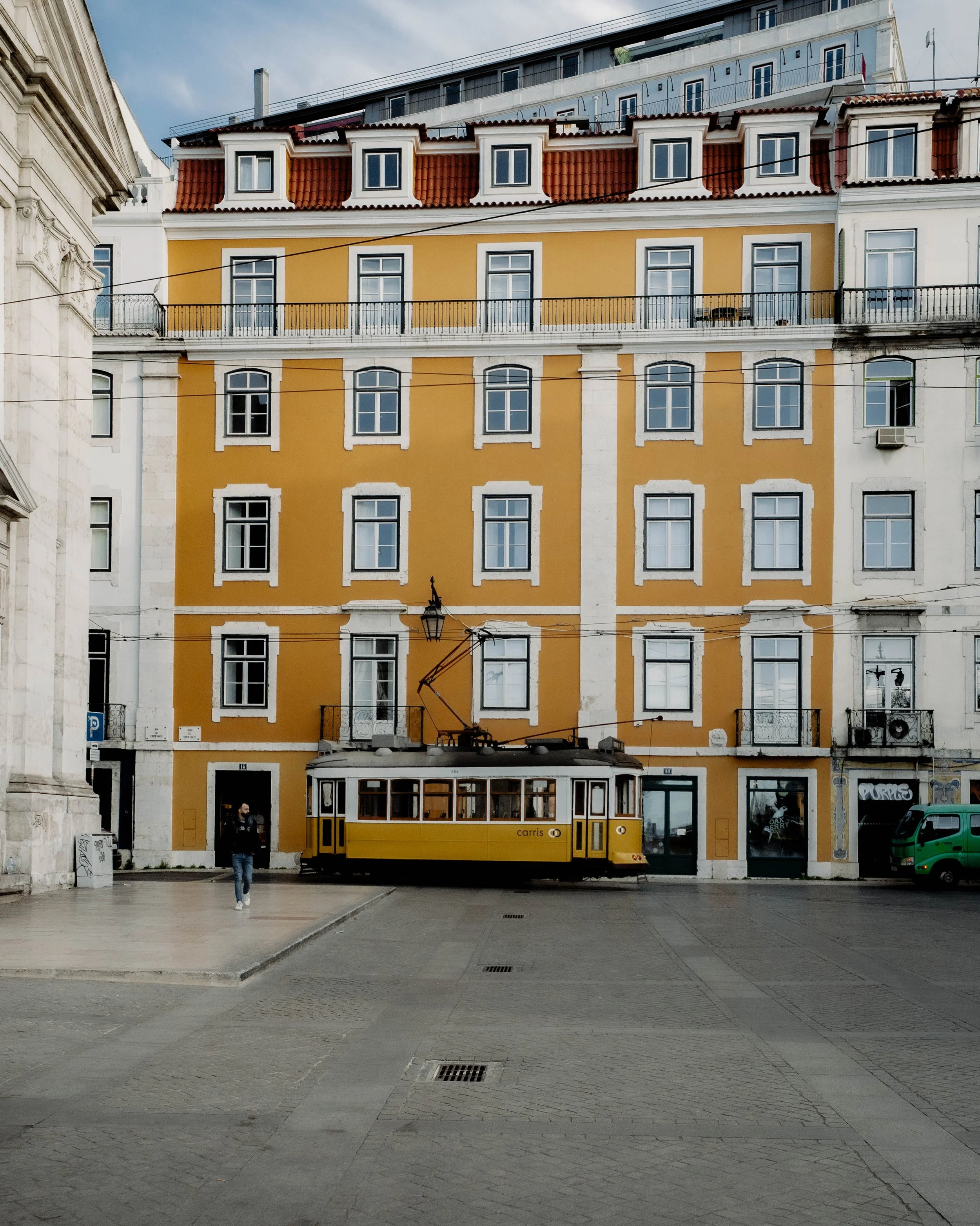 portugal-lissabon-strassenbahn-vor-gelbem-gebaeude.jpg