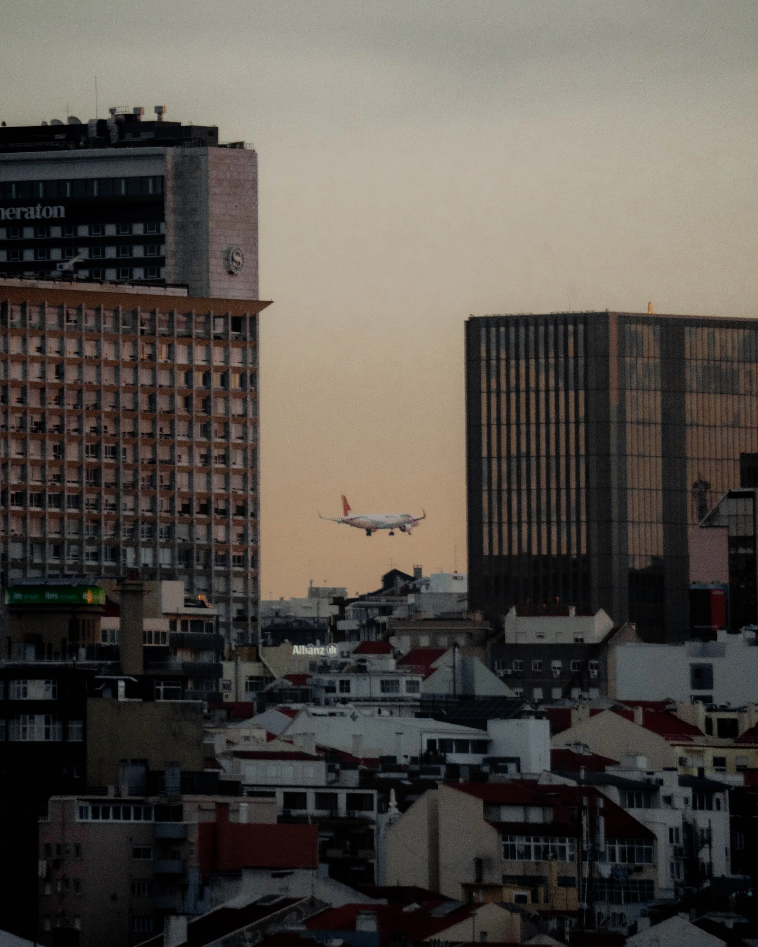 portugal-lissabon-flugzeug-ueber-der-stadt.jpg