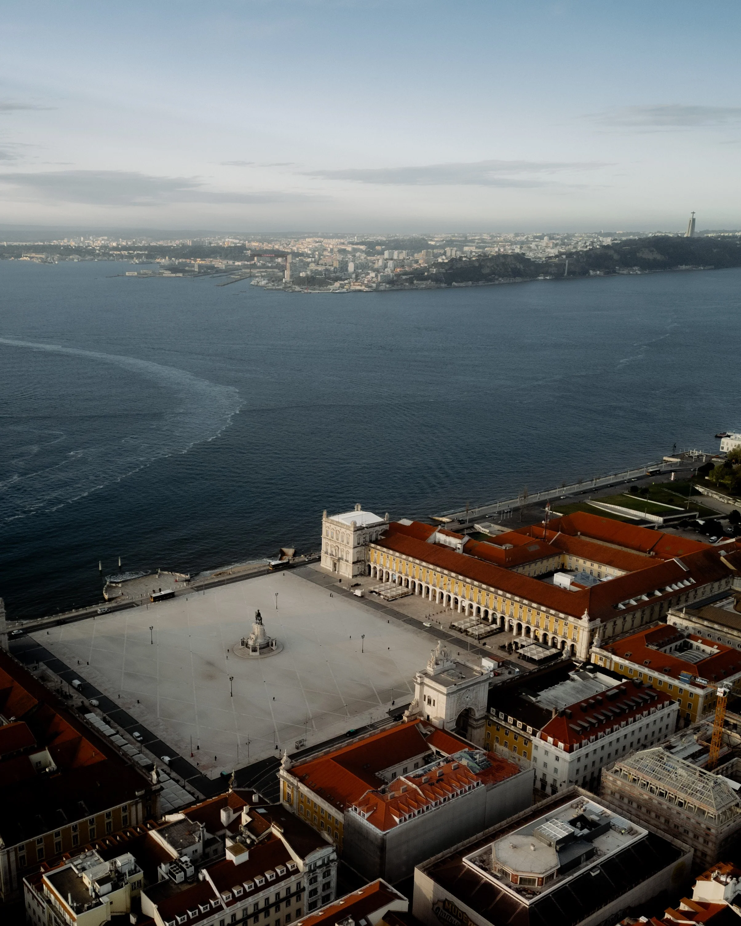 portugal-lissabon-praca-do-comercio-am-tejo.jpg