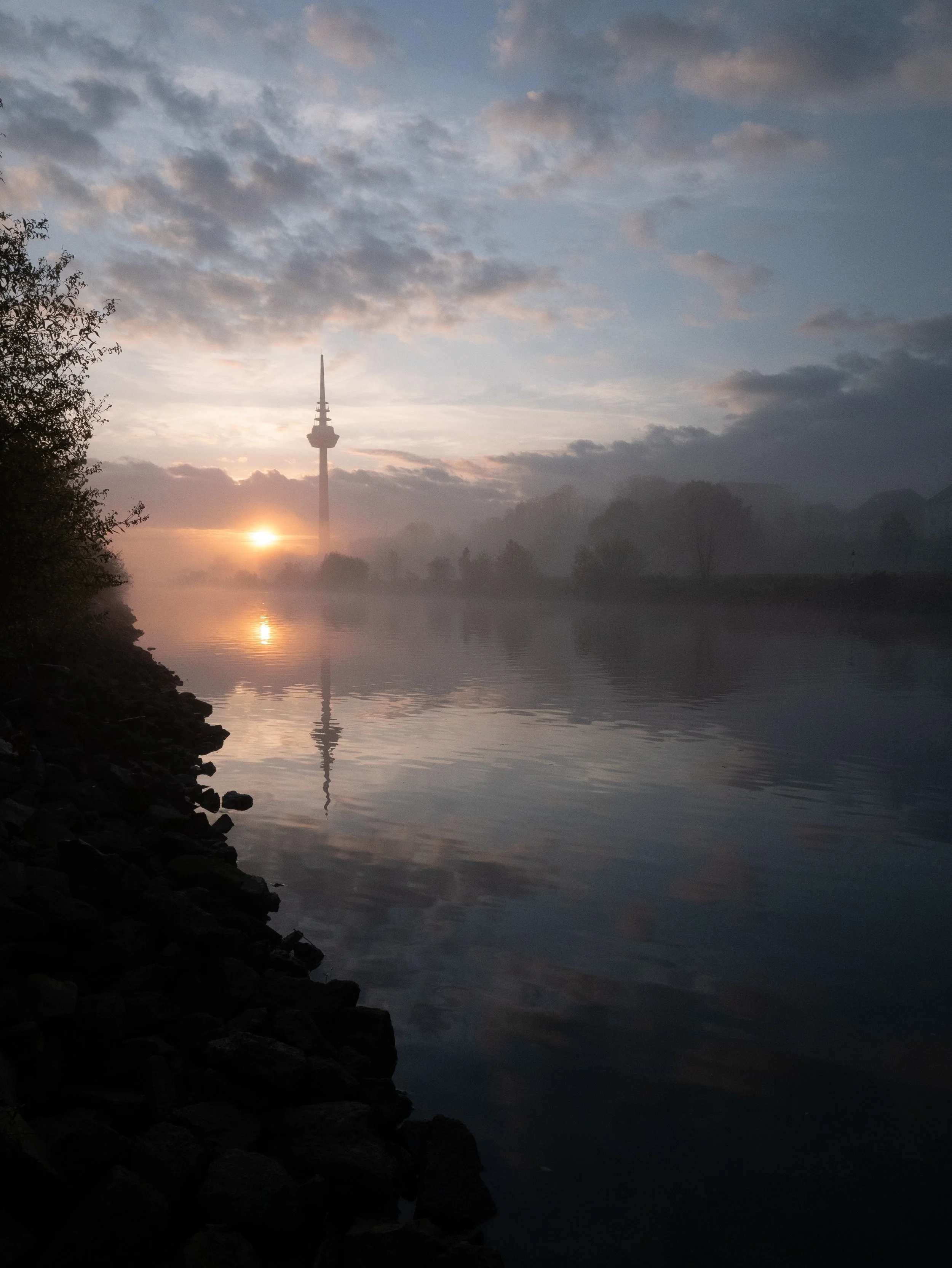 Sonnenaufgang am Neckar in Mannheim im Jahr 2020