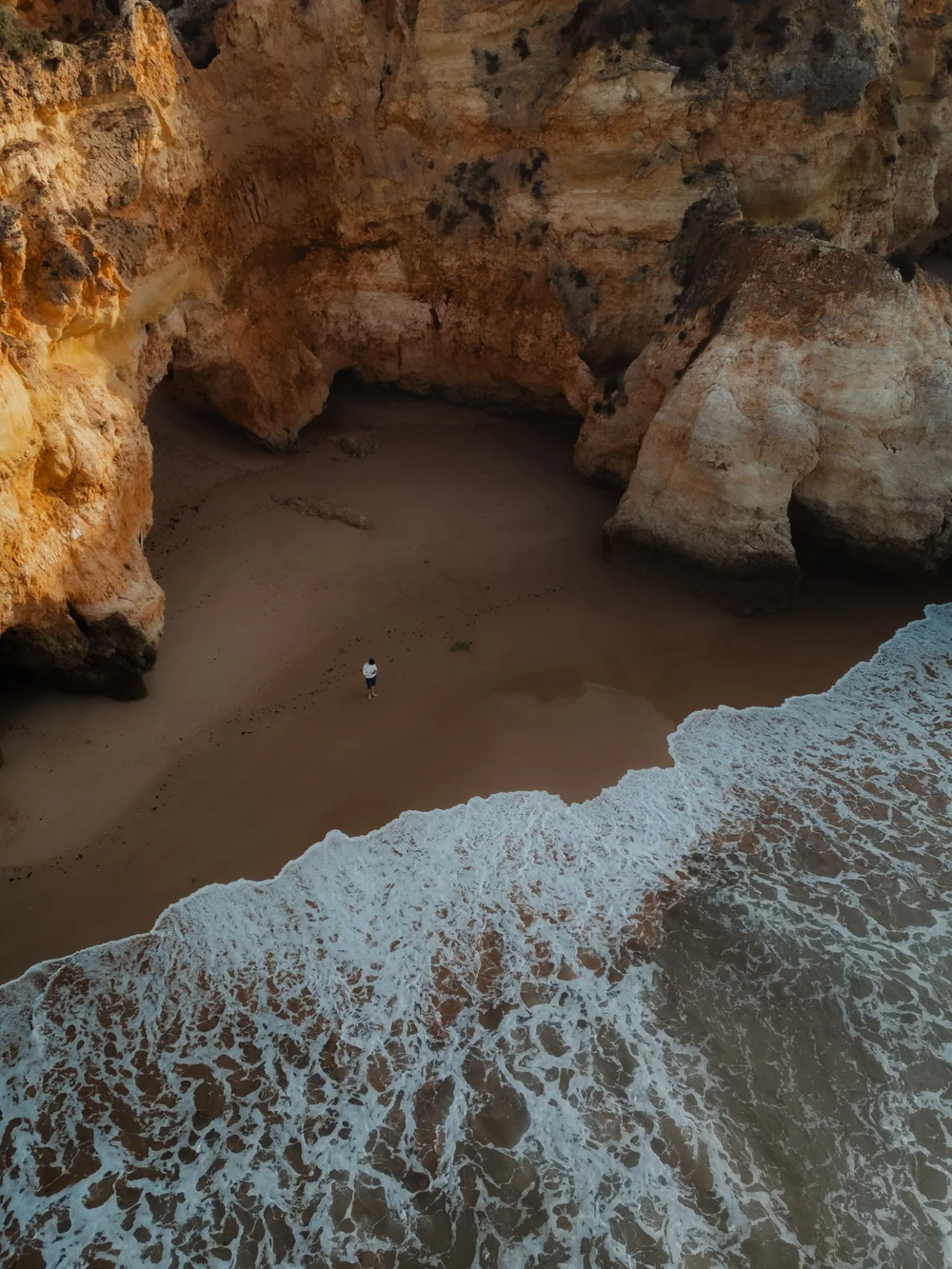 Felsbucht von oben, Küstenstruktur an der Algarve