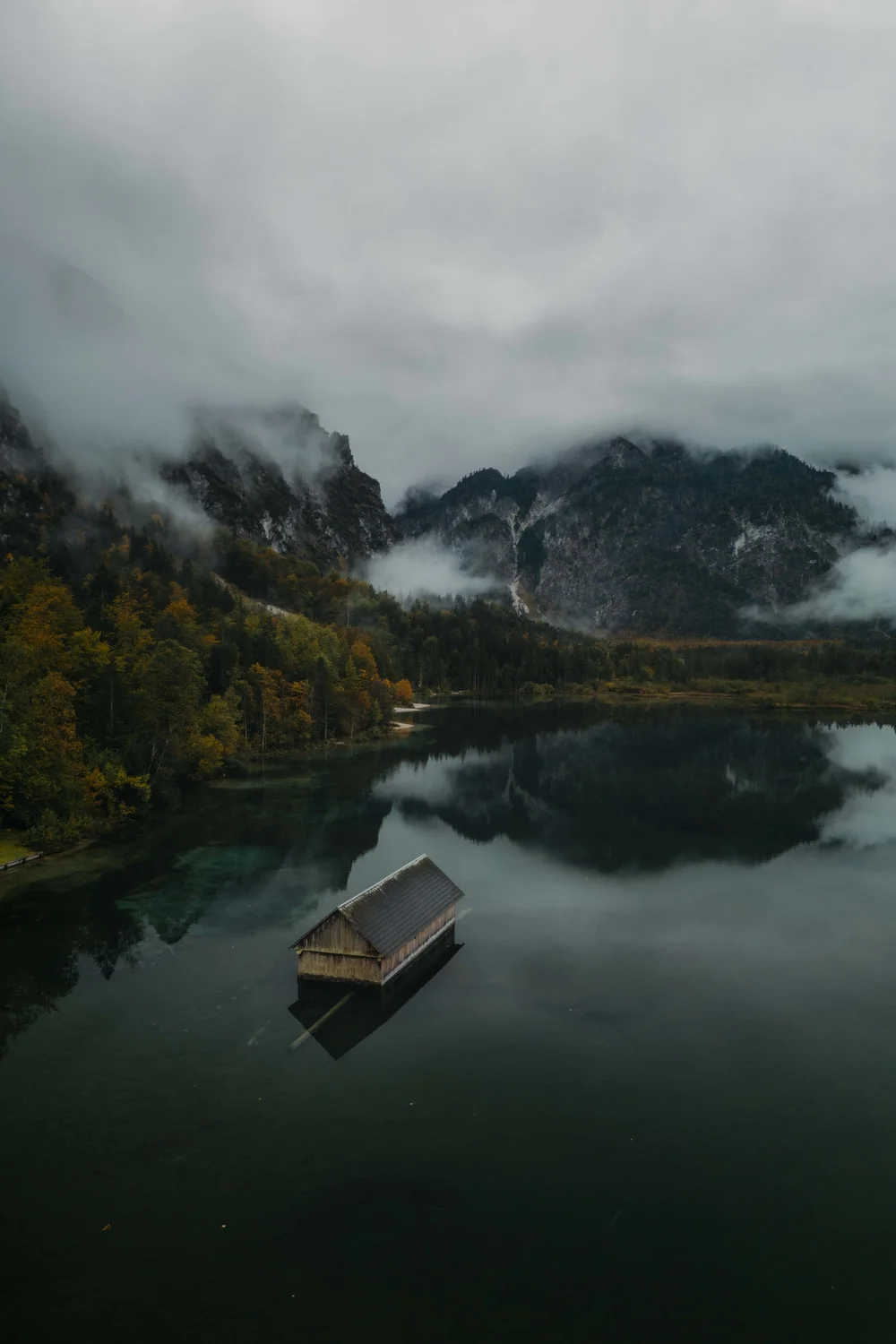 Stille Berglandschaft in Österreich mit Nebel über dem Wasser
