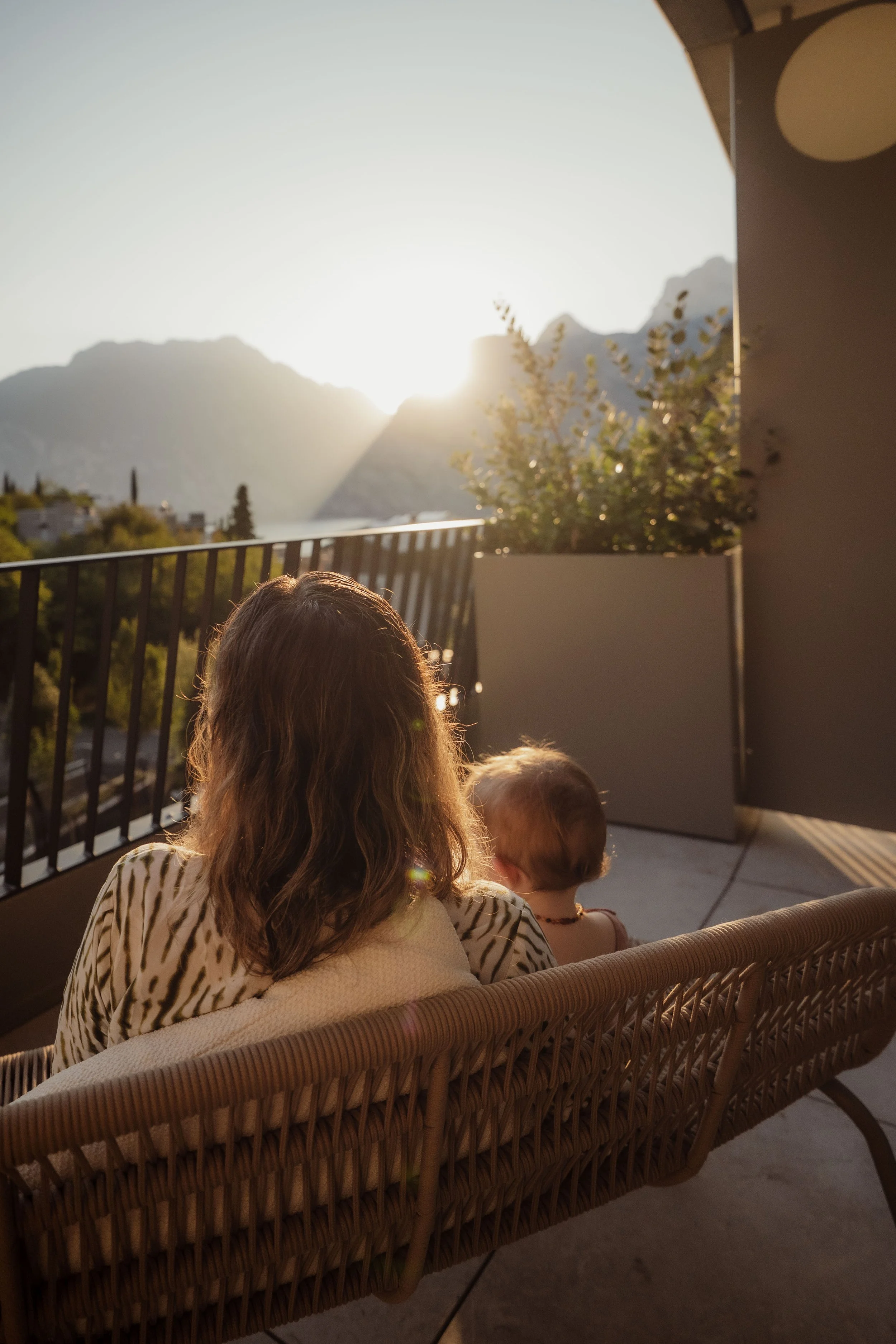 mutter-und-kind-balkon-berglicht-gardeasoulfamily-resort-torbole-italien.jpg