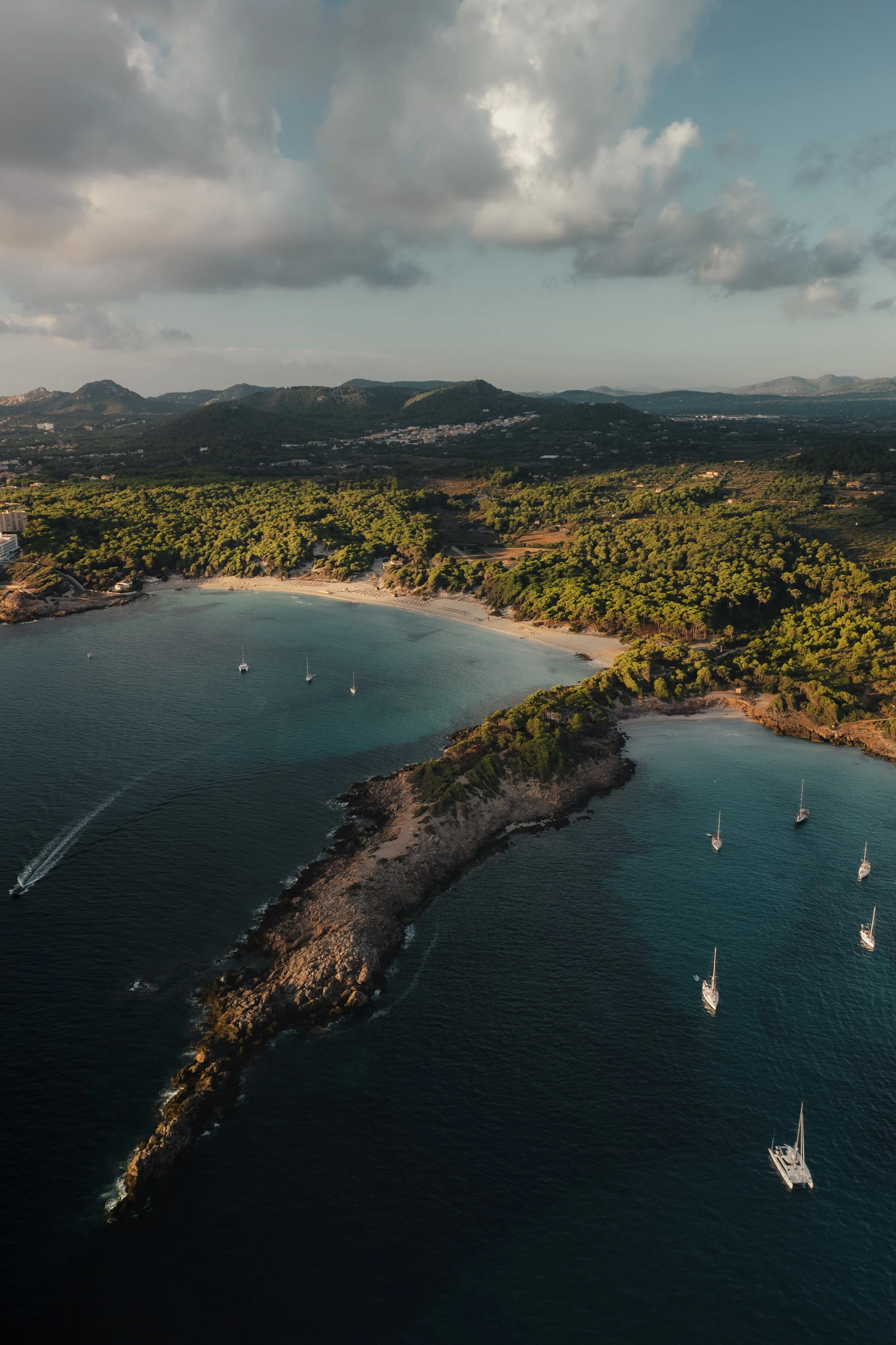 kueste-bucht-luftaufnahme-gedimmtes-licht-cala-mesquida-mallorca.jpg