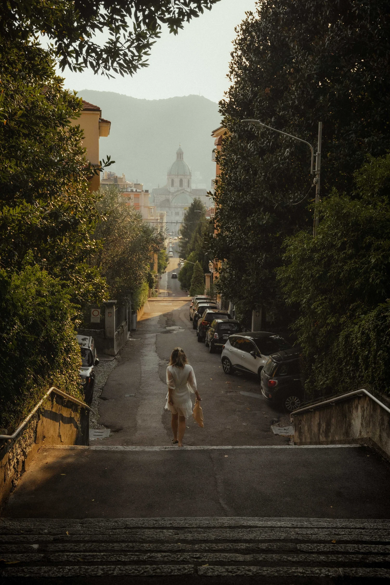 Mediterrane Gasse im Morgenlicht, Como, Italien