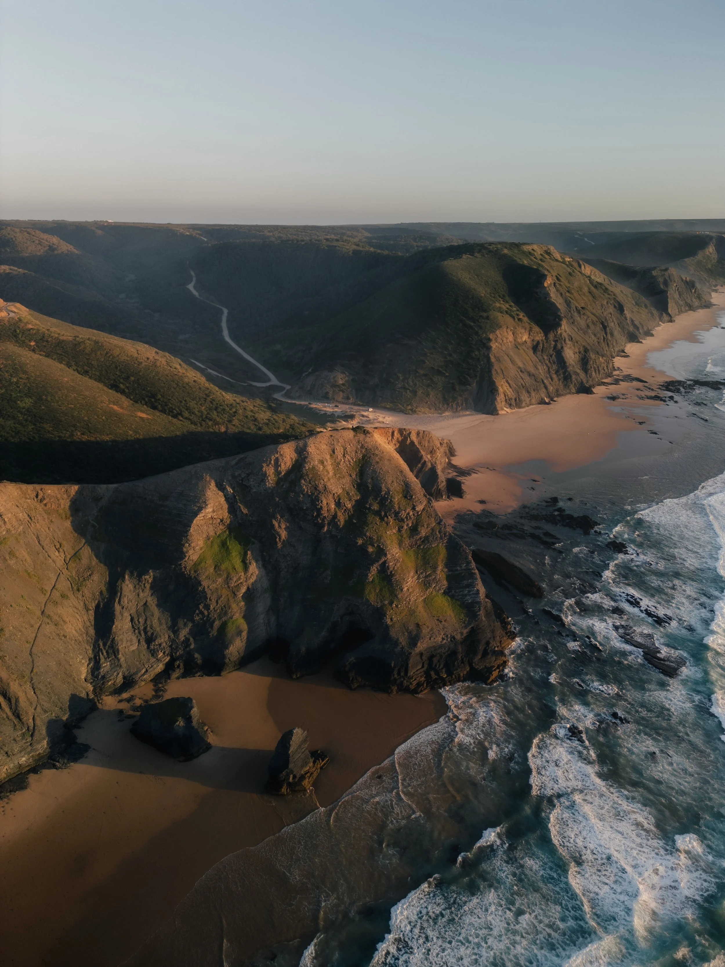 Steilküste im Abendlicht, Drohnenaufnahme an der Westalgarve
