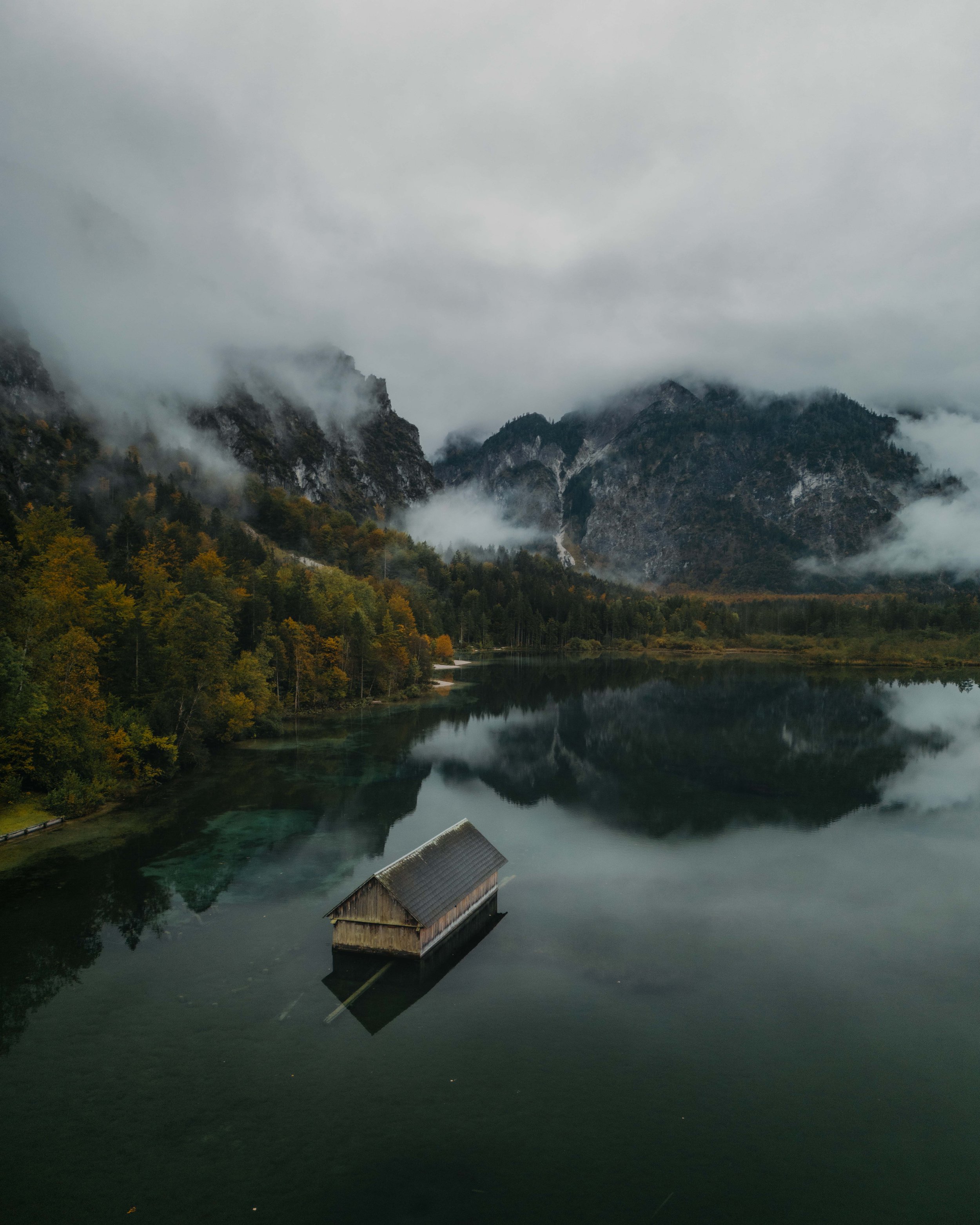 Nebeliger See in der Berglandschaft am Almsee, Österreich