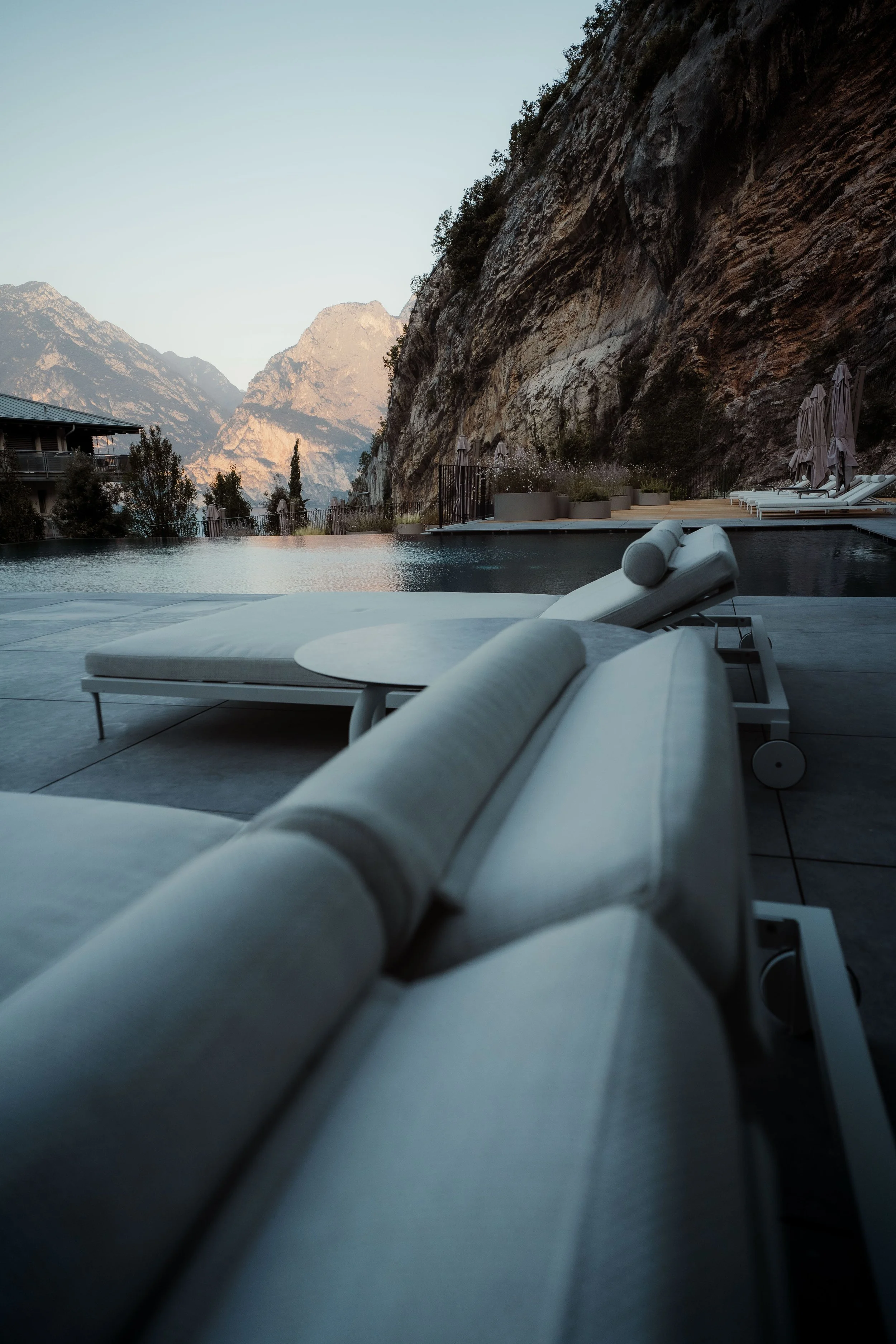 gardea-soulfamily-resort-entspannung-liegen-am-pool-blick-auf-den-see-torbole-gardasee.jpg