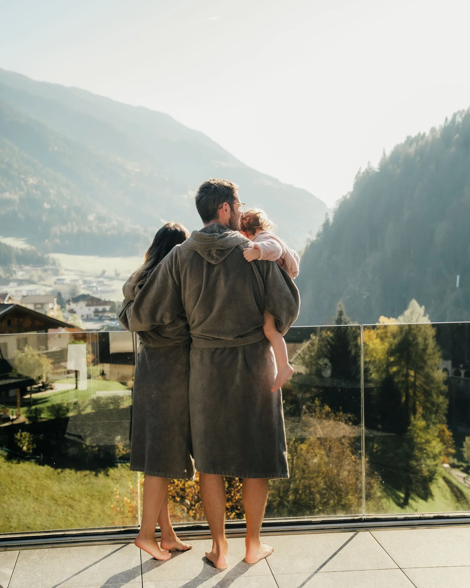 Familie auf einer Hotelterrasse im Passeiertal