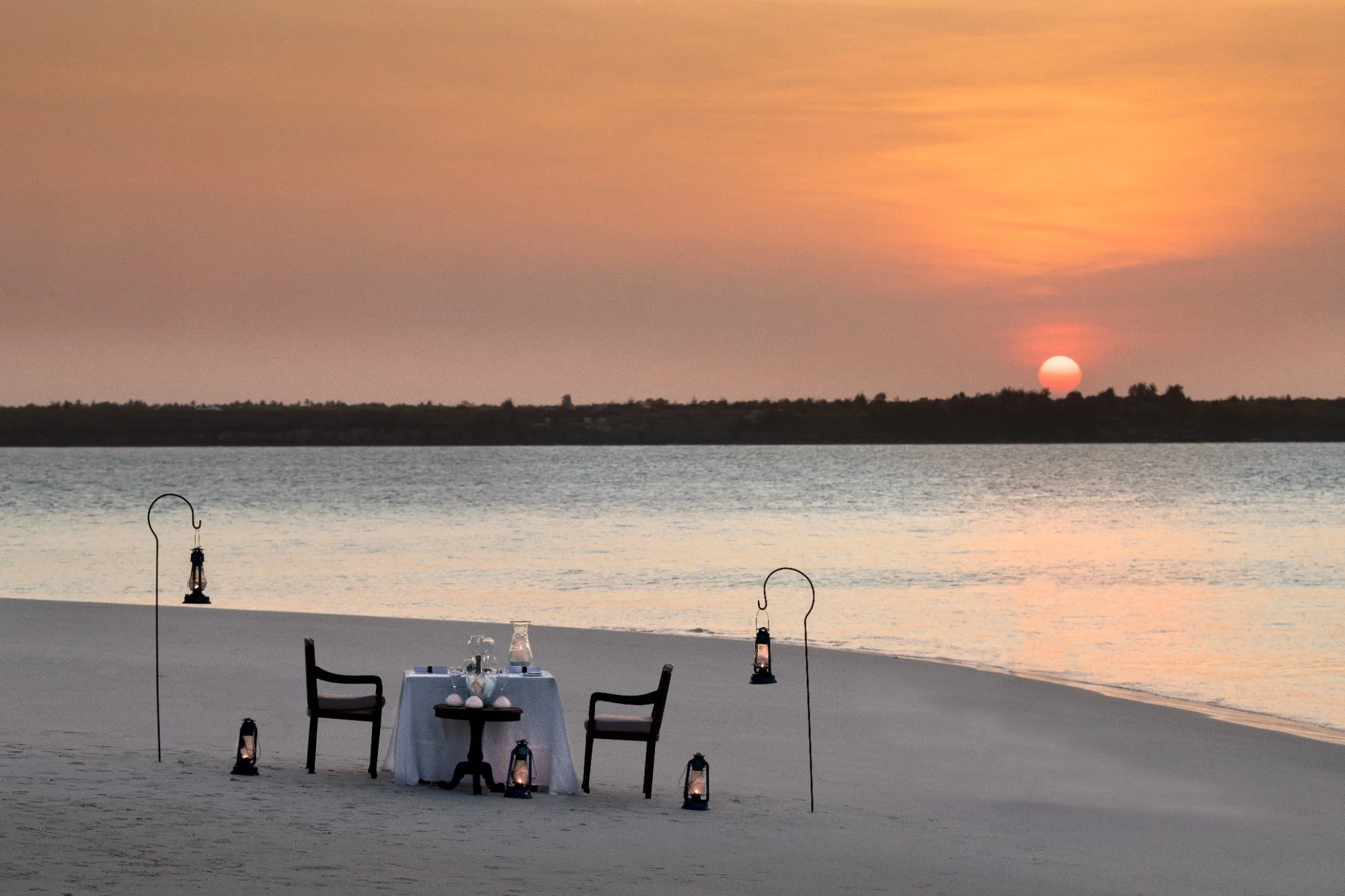 Zanzibar-Mnemba-Island-dining (2)_w2000.jpg