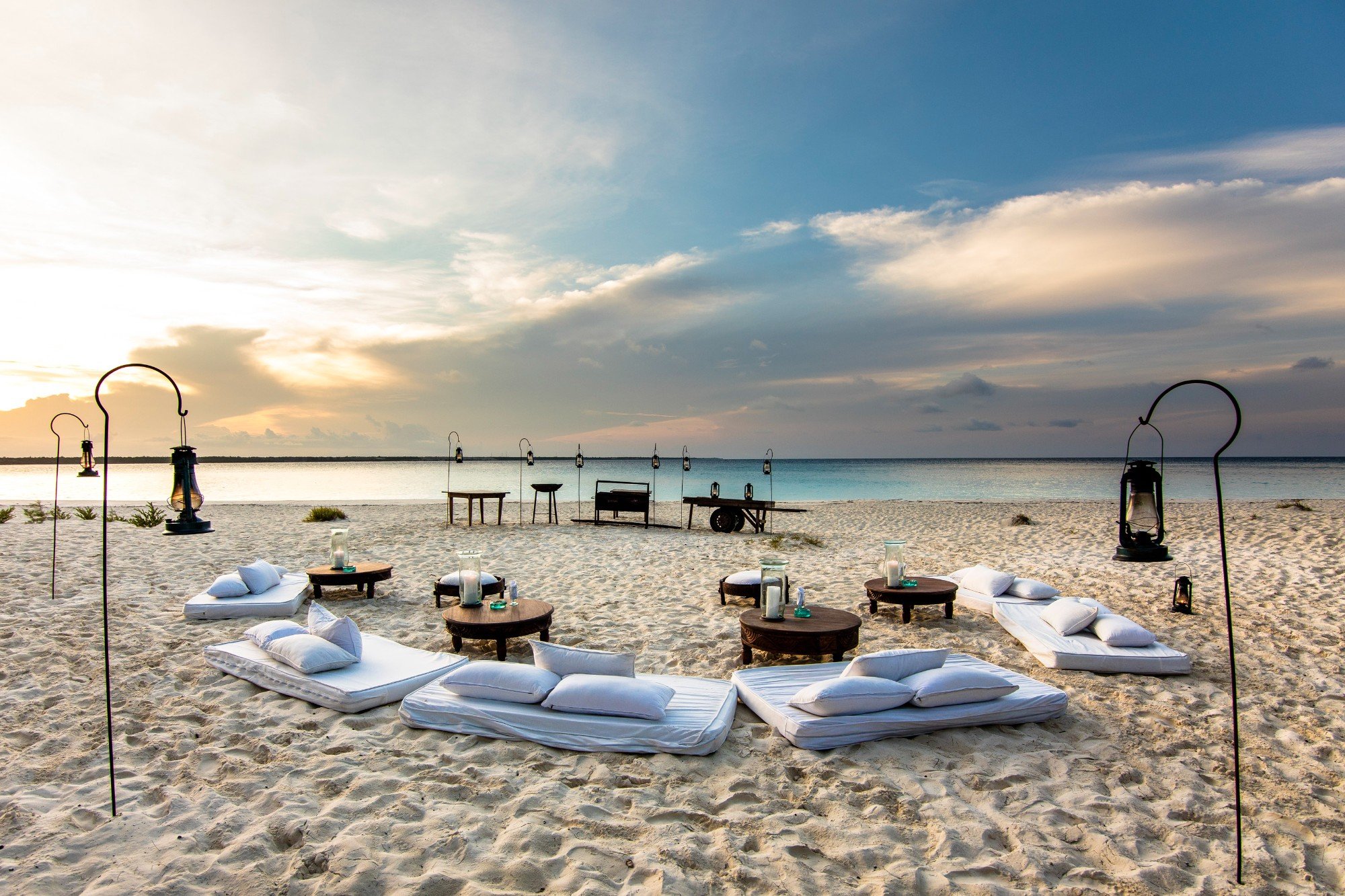 Zanzibar-Mnemba-Island-dining-dinner-seafood-barbecue (1)_w2000.jpg