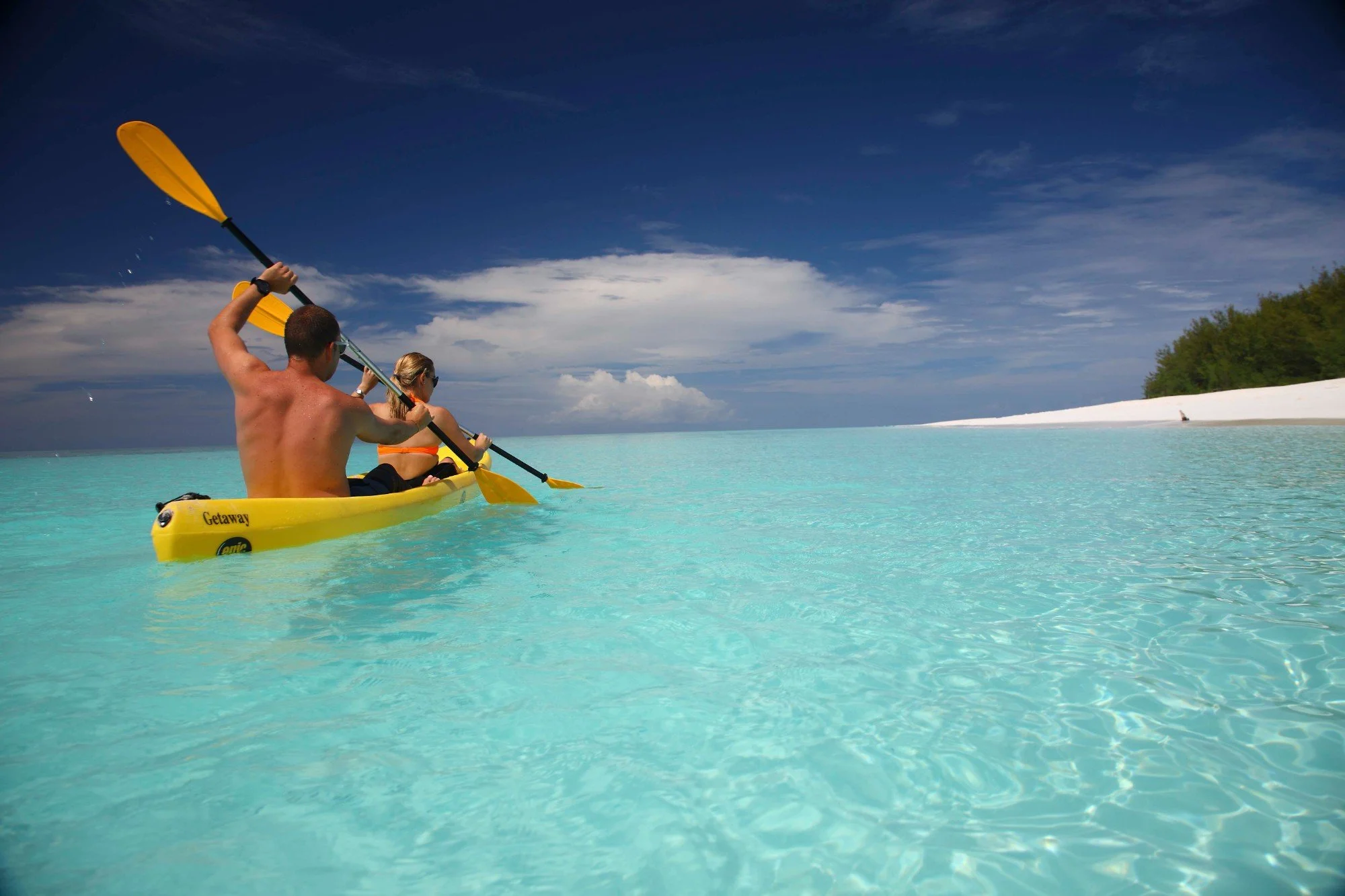 Zanzibar-Mnemba-island-Experience-Kayaking-in-Canoe-01_w2000.jpg
