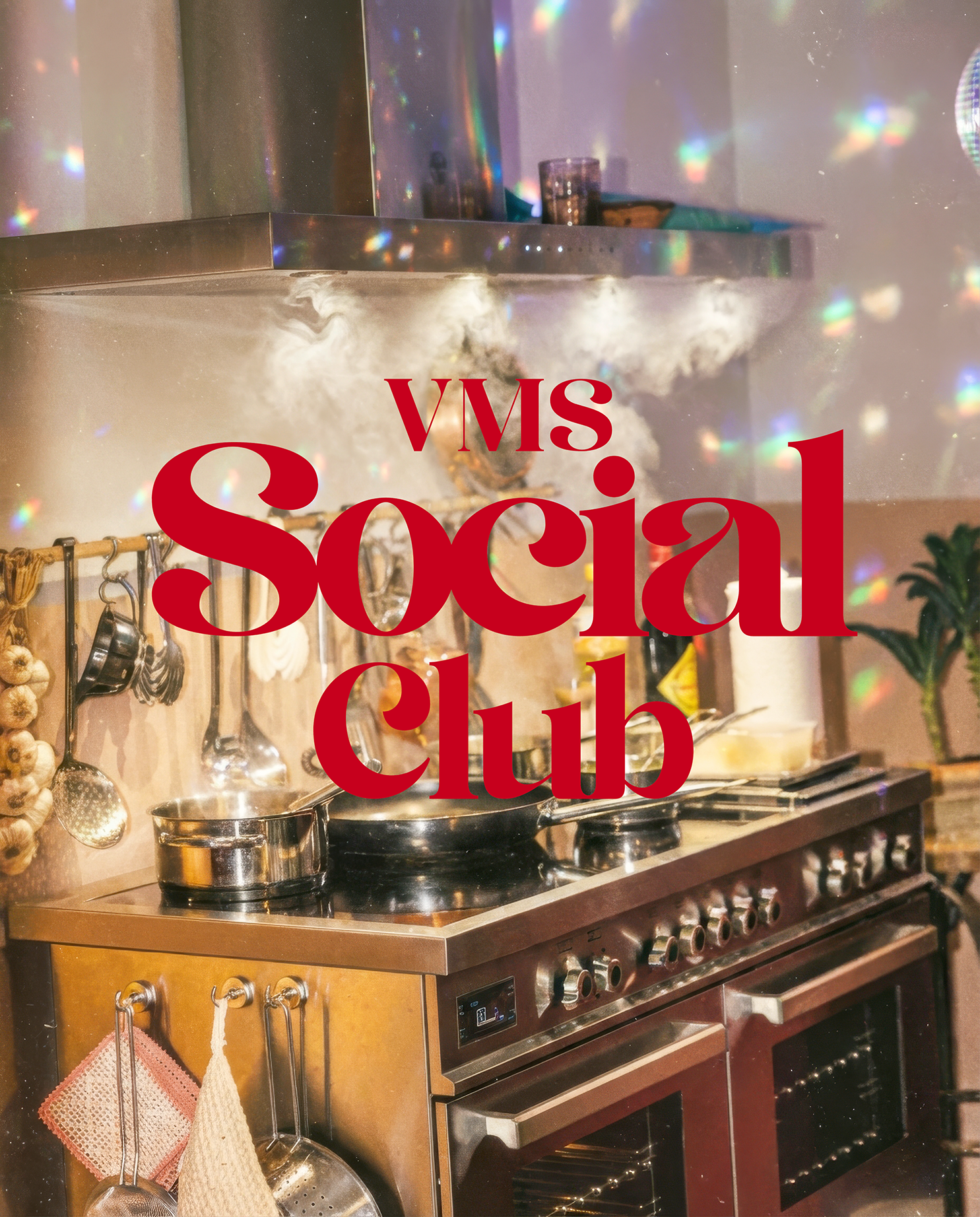 Kök med spis och köksredskap, med texten VMS Social Club över.