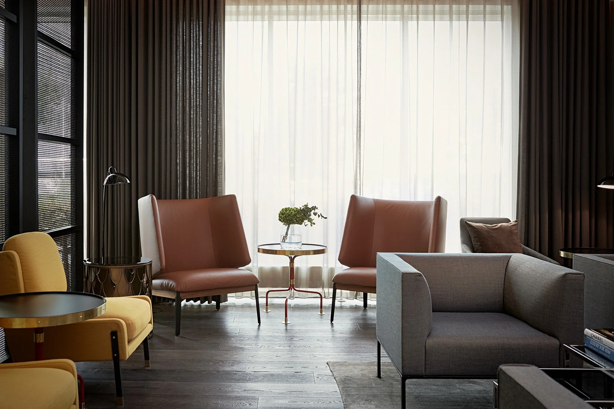 Fokus på tidligere projekter:
Et af vores bemærkelsesværdige samarbejder var leveringen af Andreu World møbler til executive loungen på Marriott Hotel i København – et rum, hvor elegance møder komfo