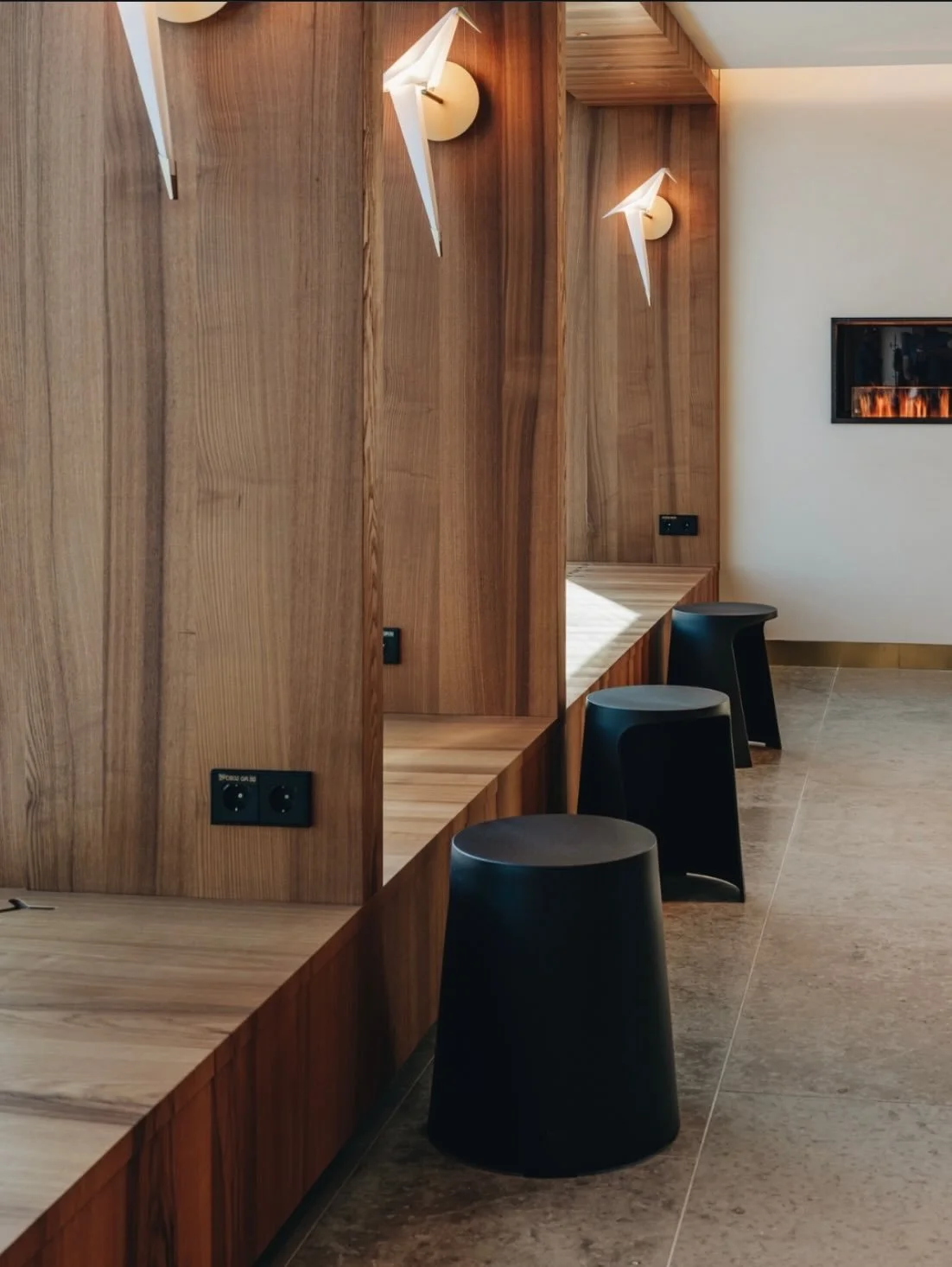 HANDY fra Sellex - en fleksibel og stilfuld siddeplads, der nemt kan tilpasses fra stol til sidebord. F&aring;s i flere finishes og med eller uden polstring eller tr&aelig;plade. 

I VIP loungen &lsquo;LHV&rsquo; i Tallinn Lufthavn, bringer HANDY kom