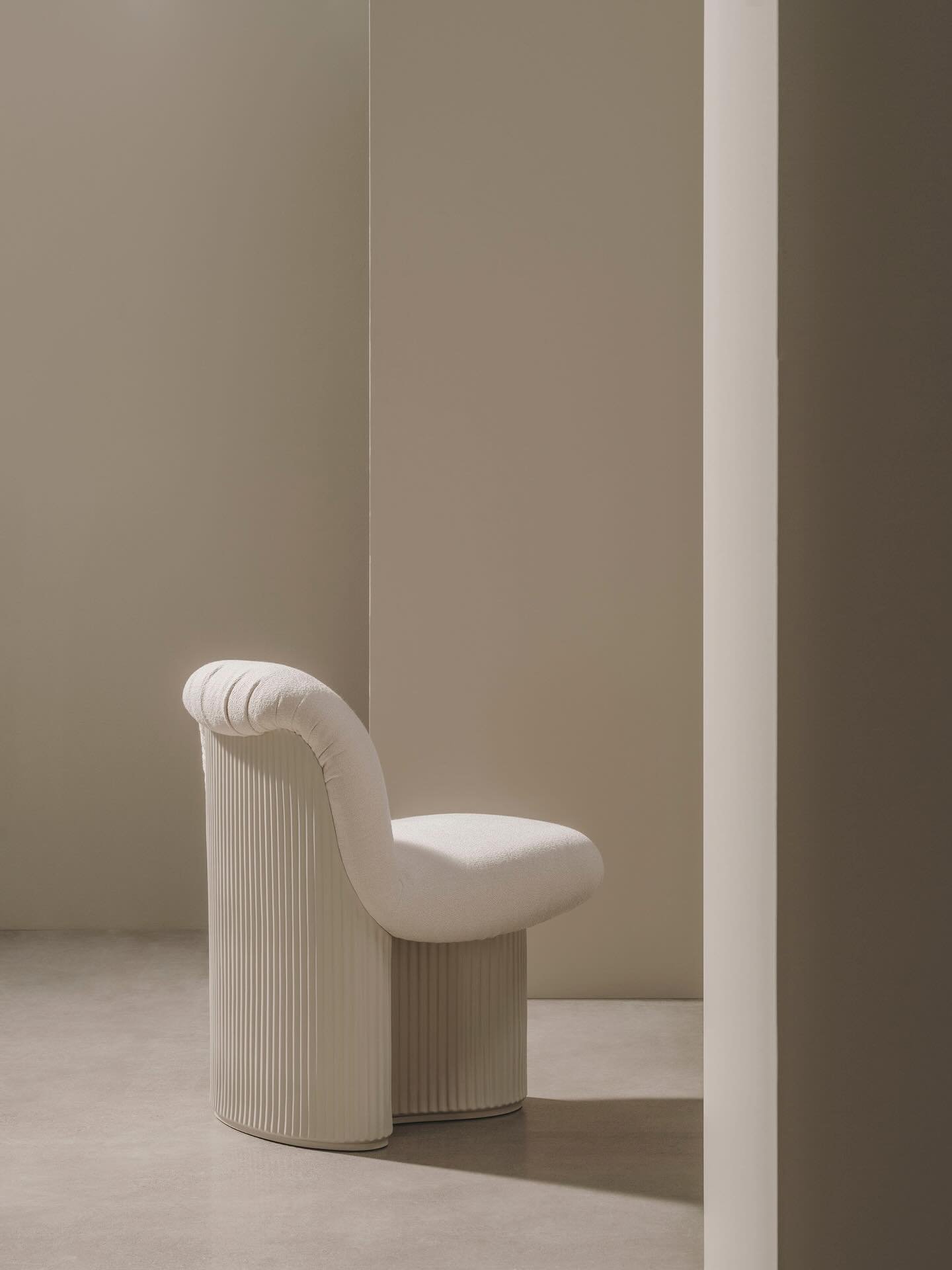 I&oslash;jnefaldende design m&oslash;der cirkul&aelig;r t&aelig;nkning.

Bolete Chair af Patricia Urquiola har en skulpturel base i Pure ECO&reg; termopolymer &ndash; fremstillet af 100 % genanvendte materialer, fuldt genanvendelig og smukt ergonomis